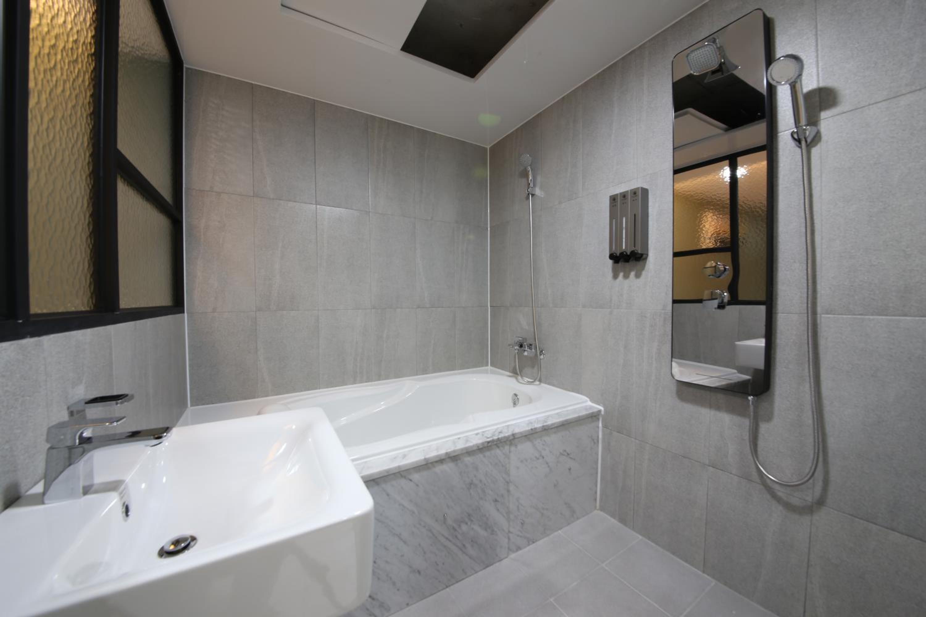 Deluxe Queen Room - Photo 3