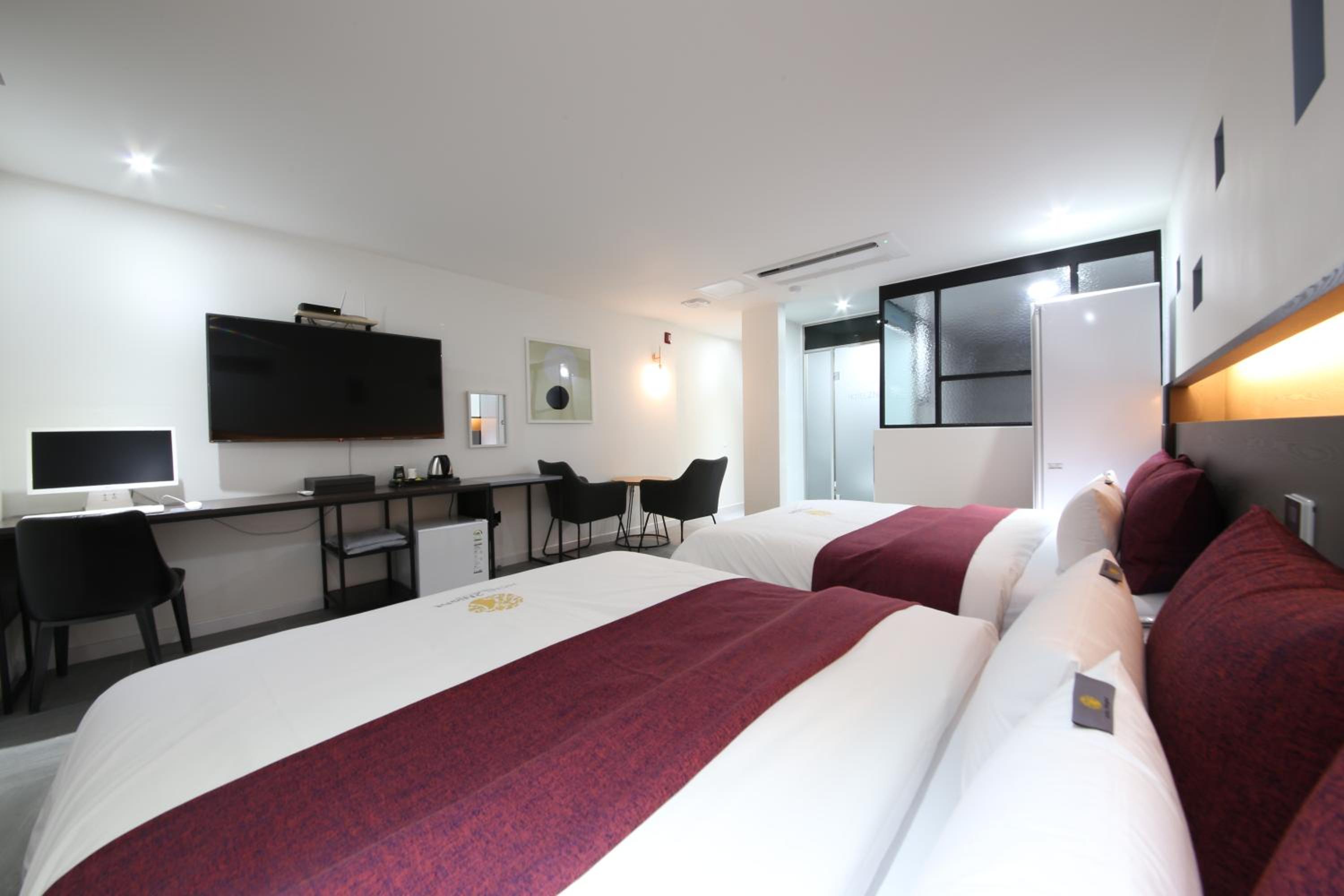 Deluxe Double Room with Two Double Beds - Photo 6