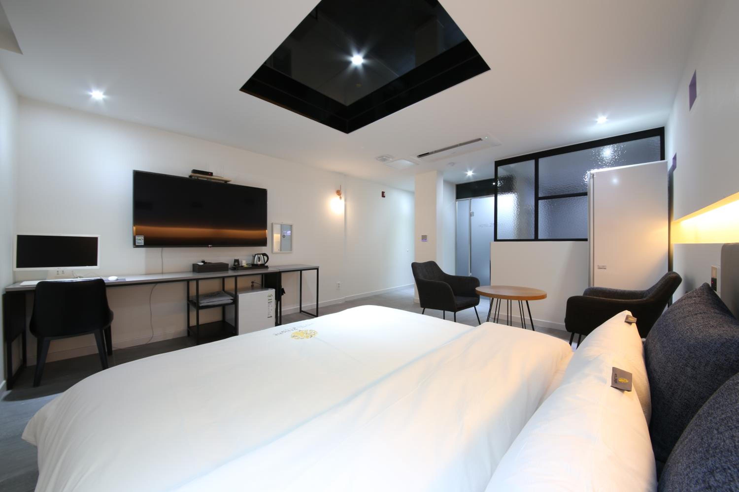 Suite - Photo 5