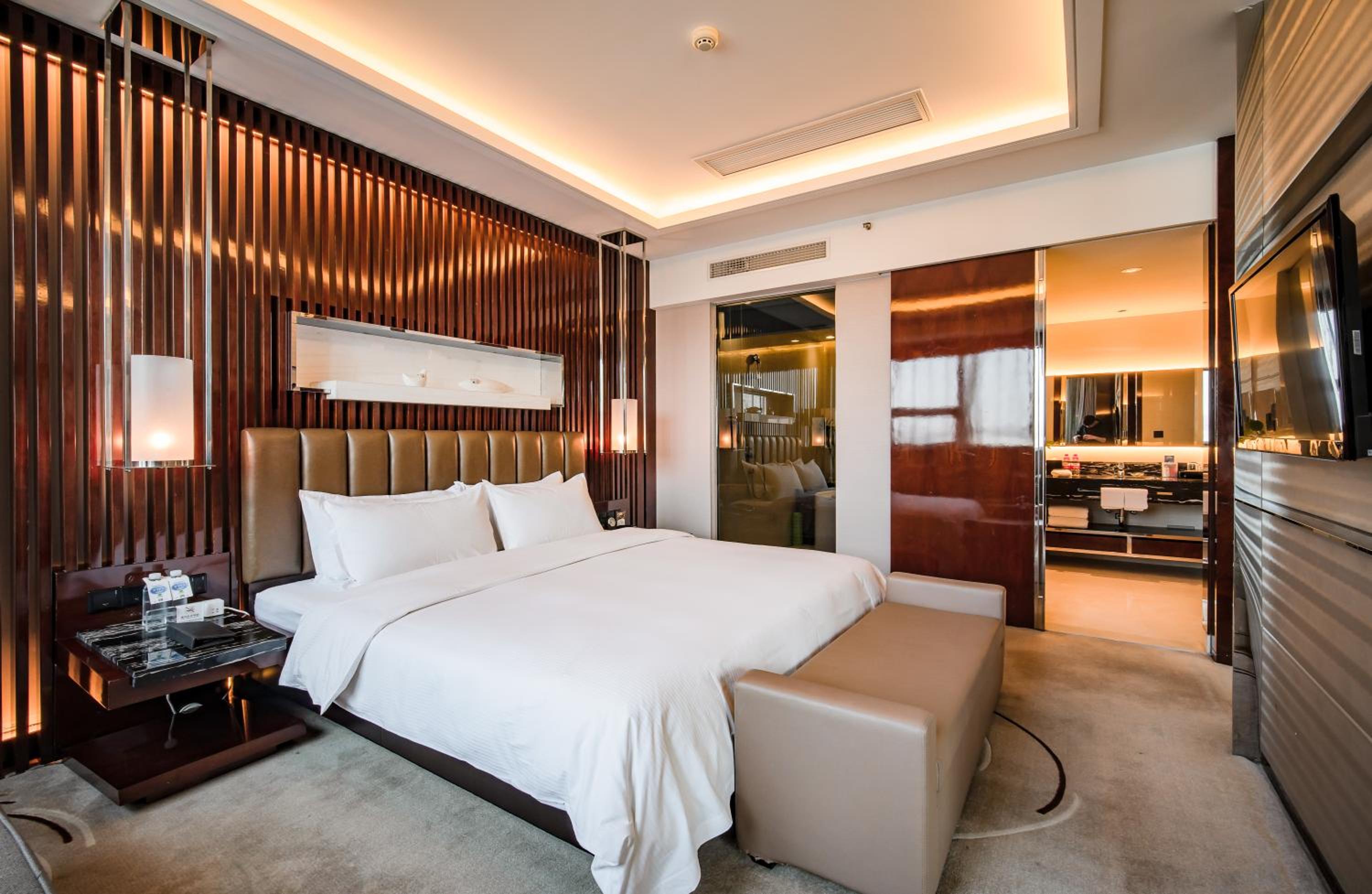 Deluxe King Suite - Non-Smoking