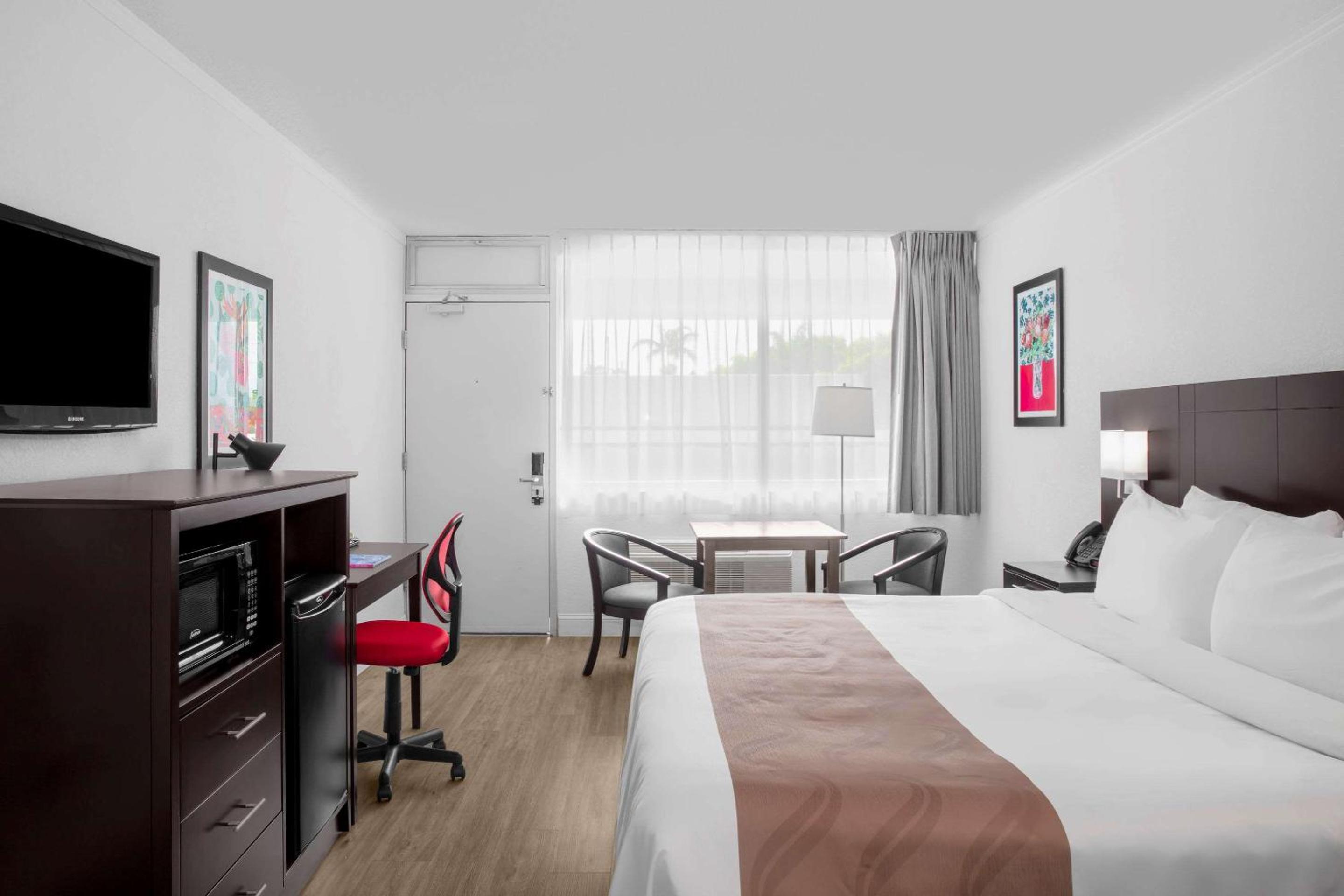 Deluxe King Room - Non-Smoking