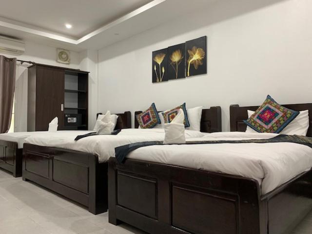 Family Room - Photo 2
