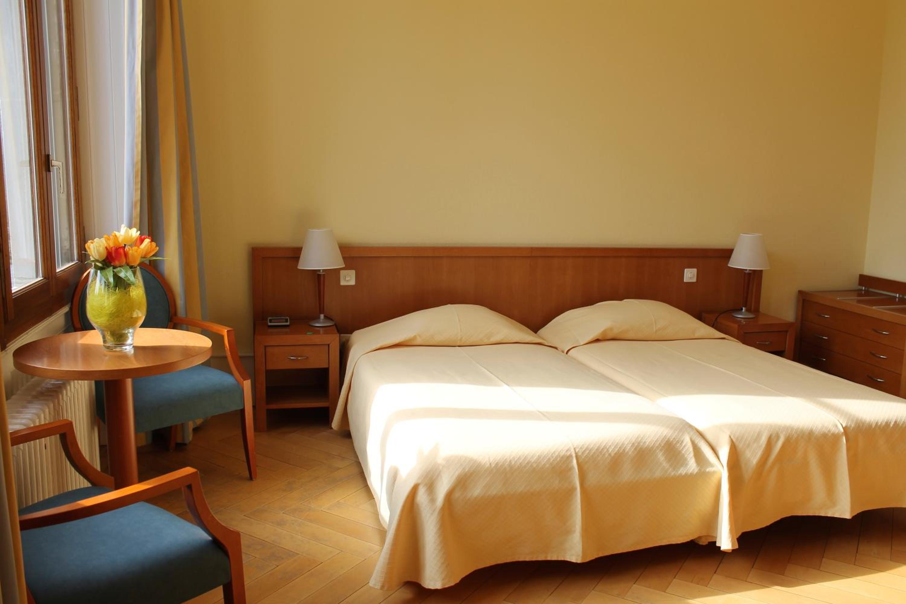 Twin Room with Private Bathroom and Park View photo 3