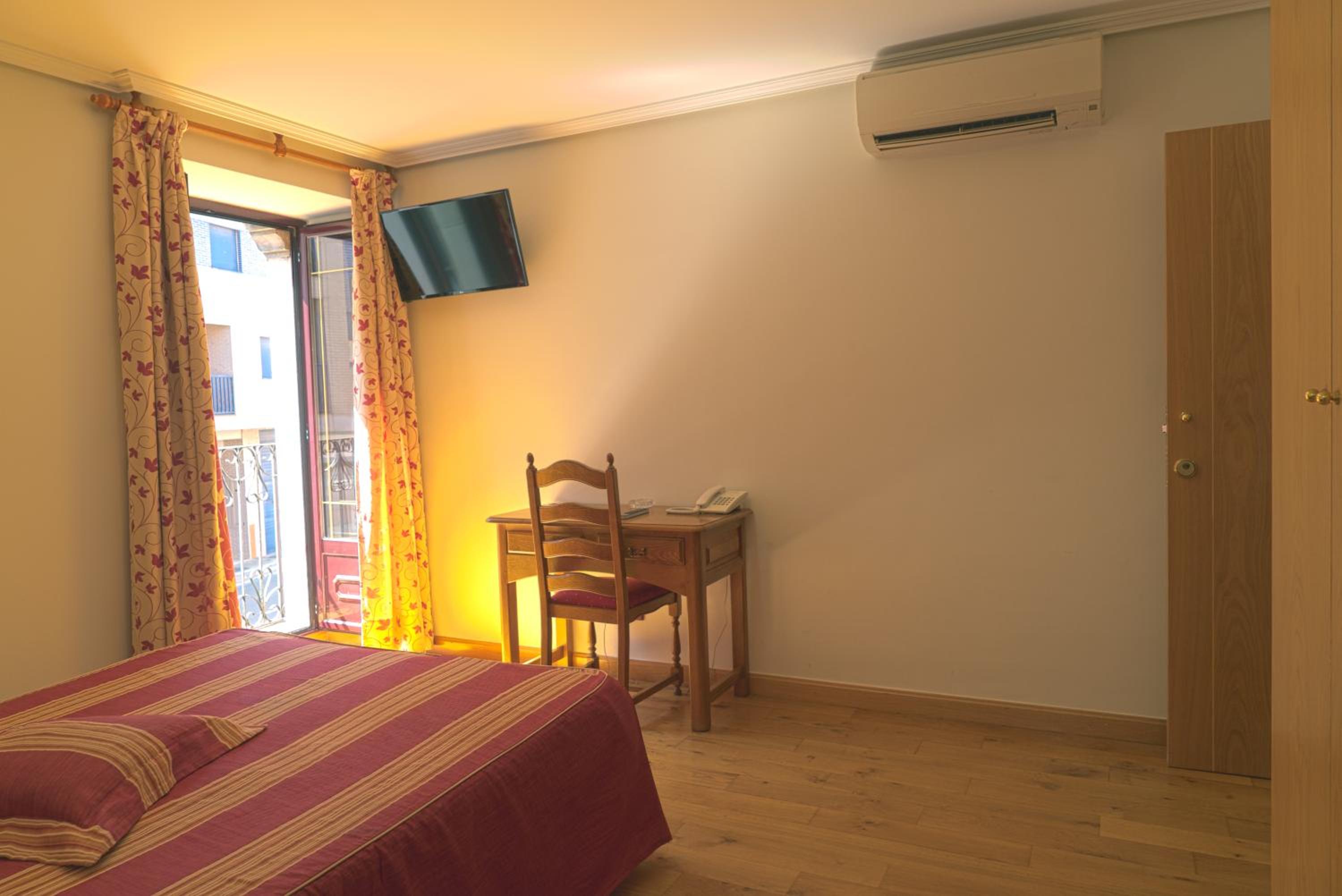 Double or Twin Room - Photo 2
