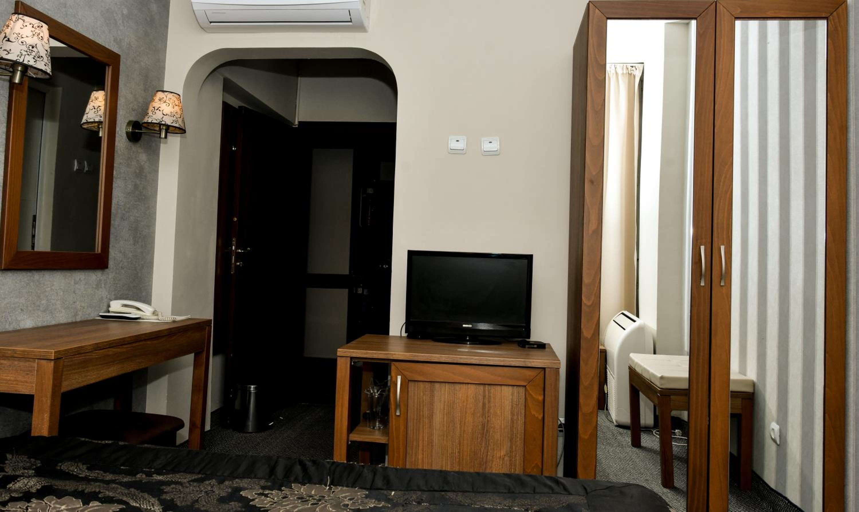 Double or Twin Room - Photo 7