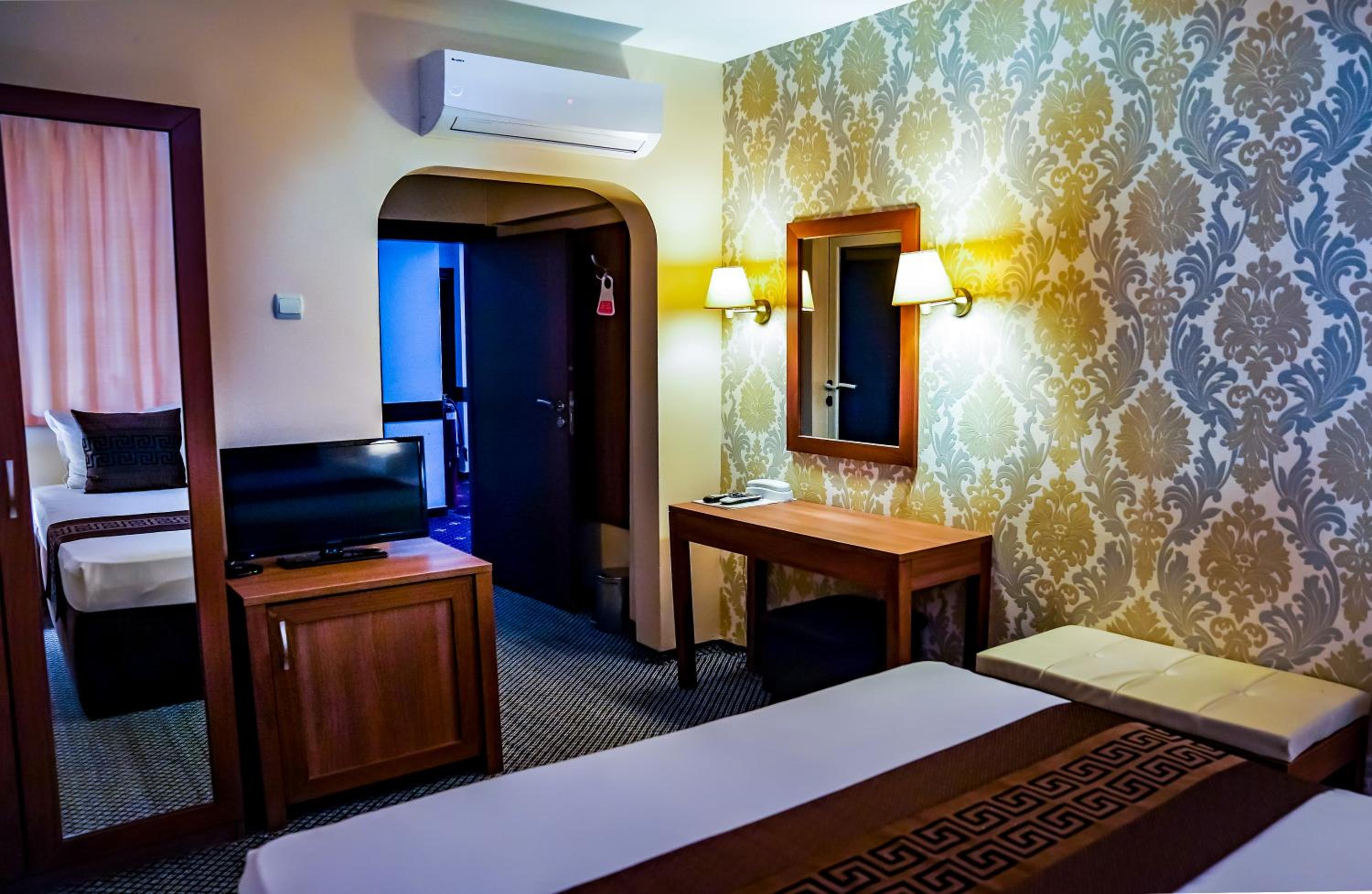 Double or Twin Room - Photo 6