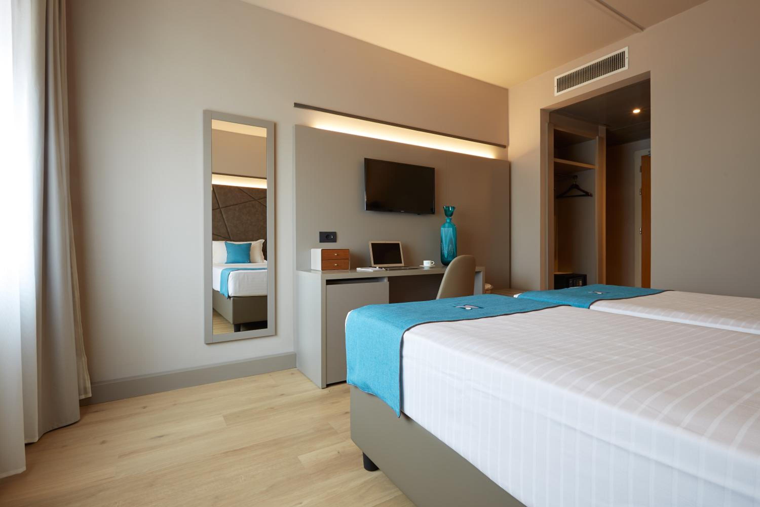 Twin Room - Photo 2