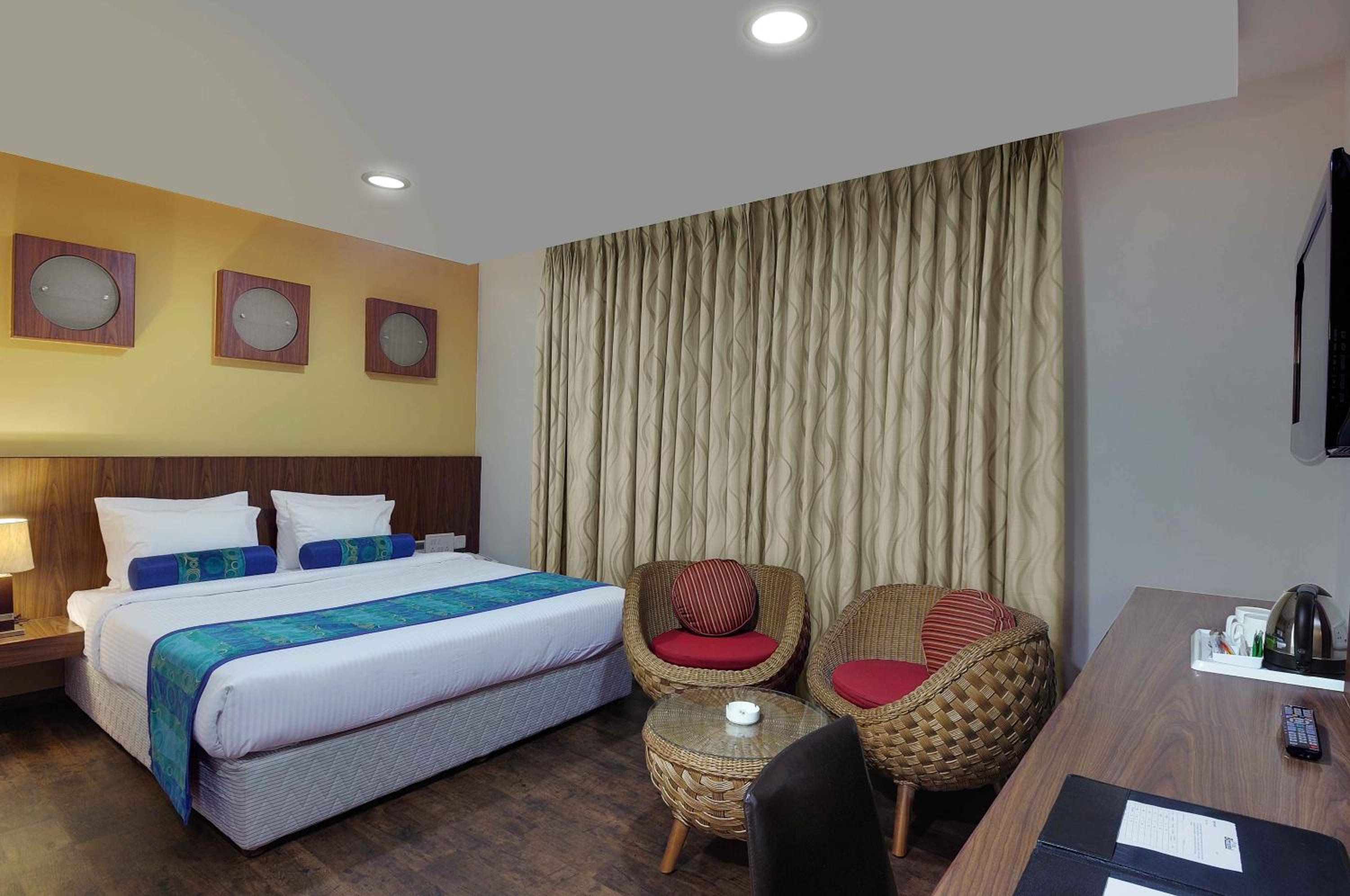 Deluxe Double Room (2 Adults + 1 Child) photo 2