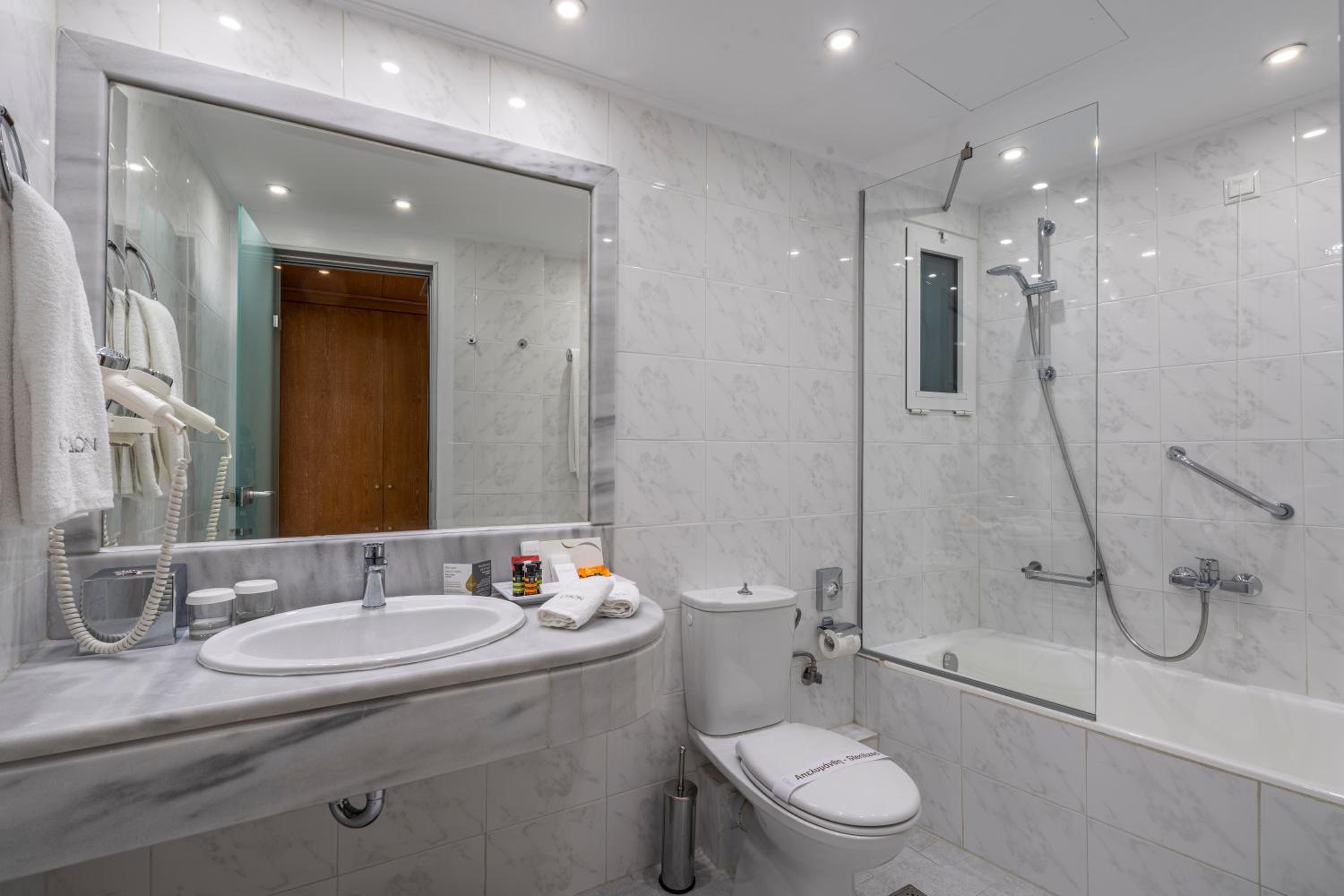 Family Suite with Square View - Photo 3