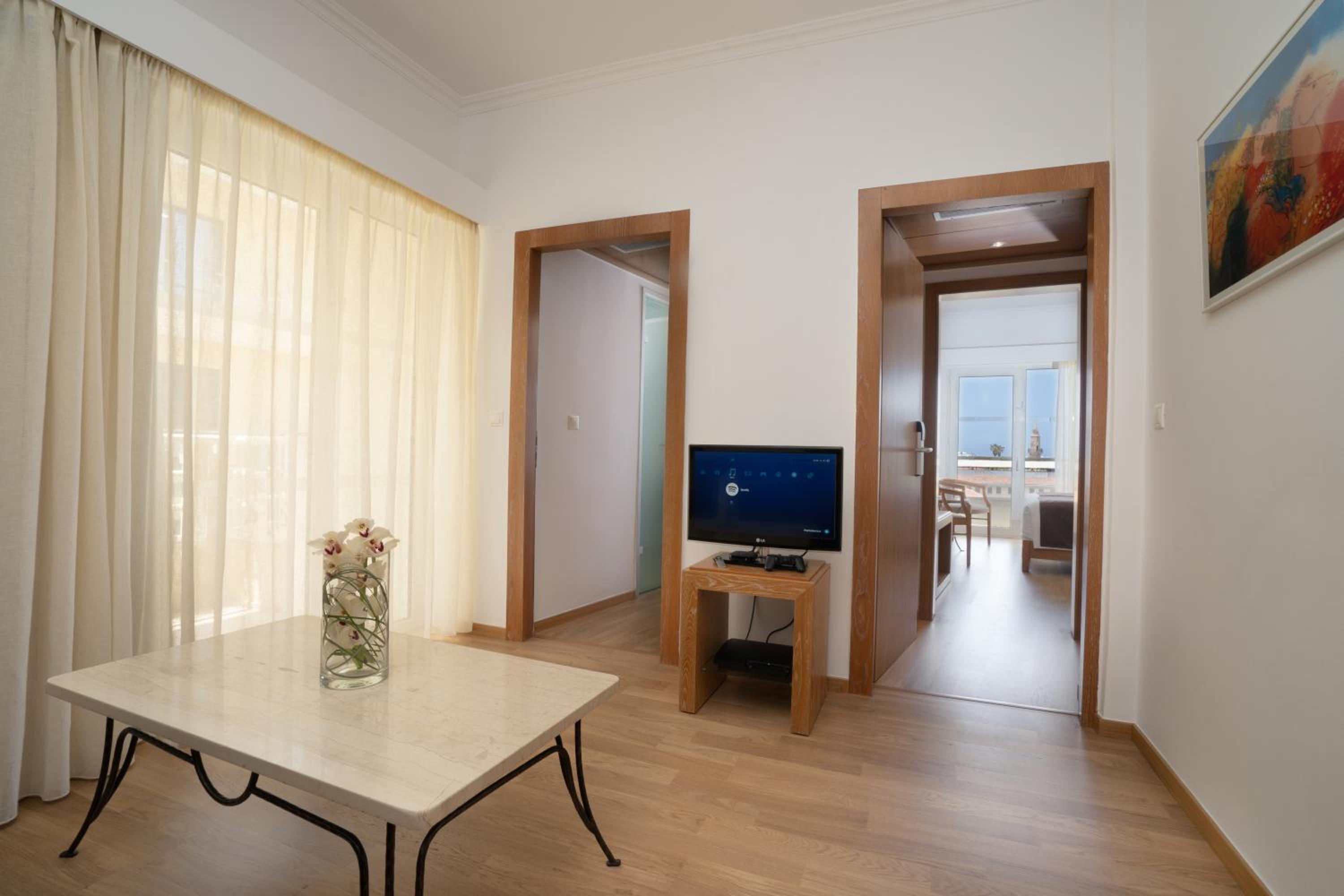 Family Suite with Square View - Photo 2