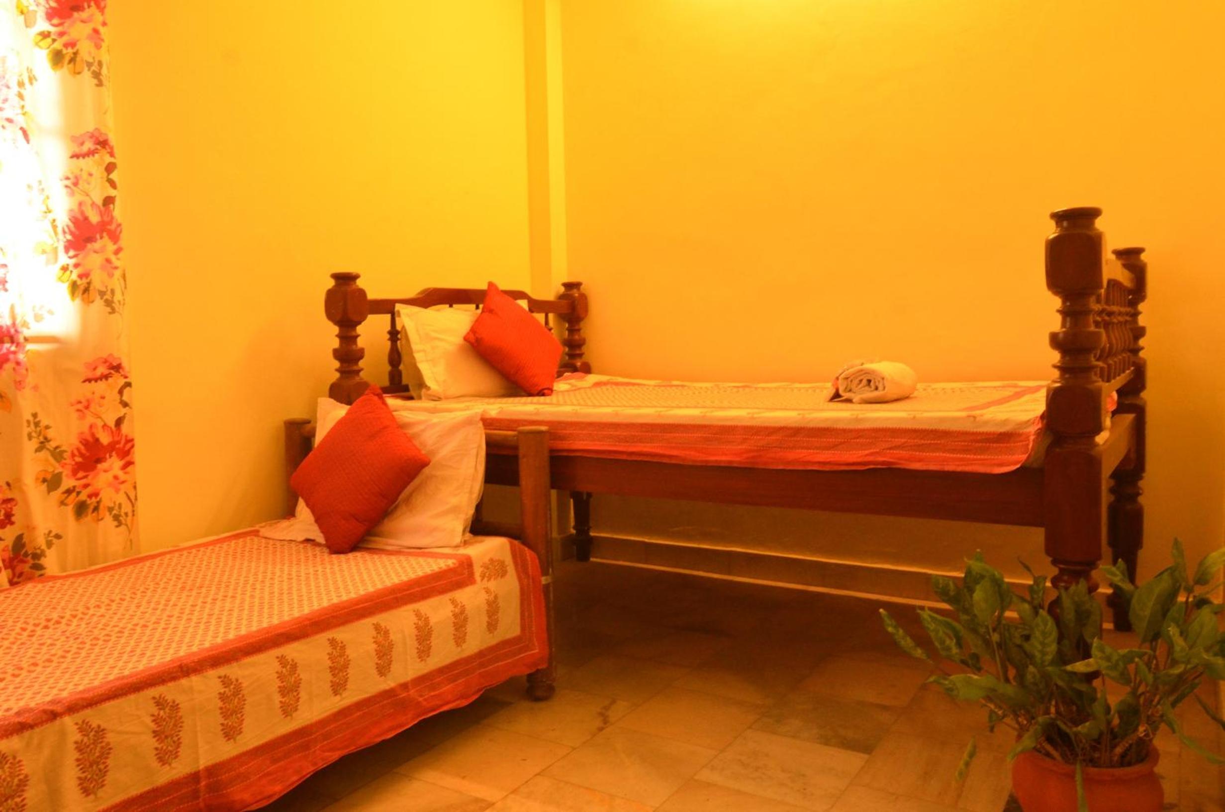 Budget Double Room - Photo 5