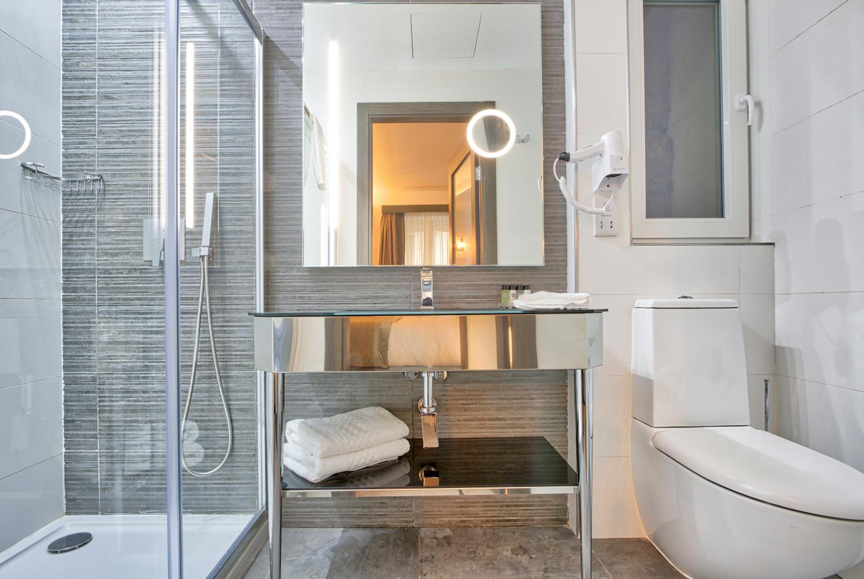 Deluxe Double Room with Maltese Balcony - Photo 4