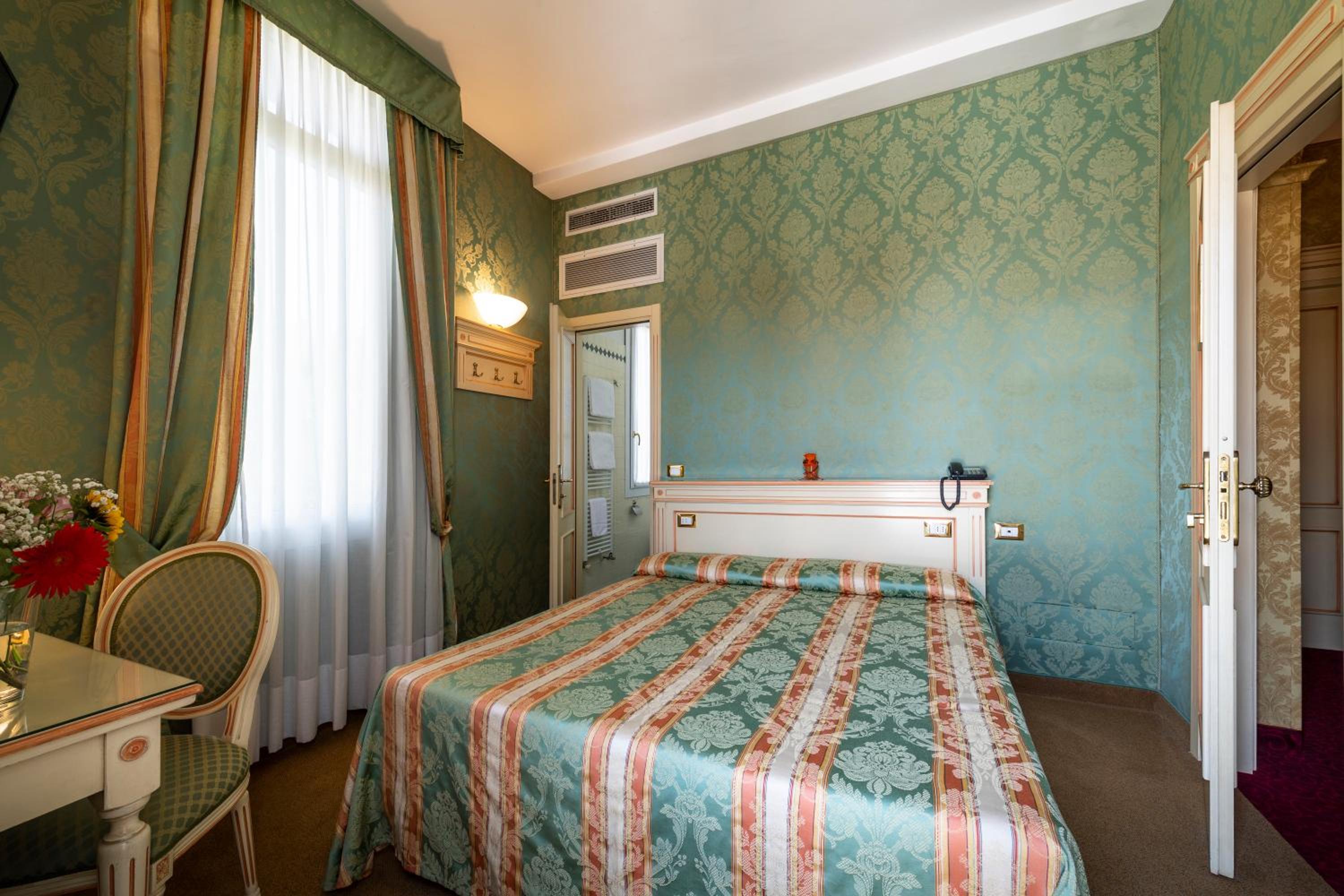 Standard Double Room - Photo 1