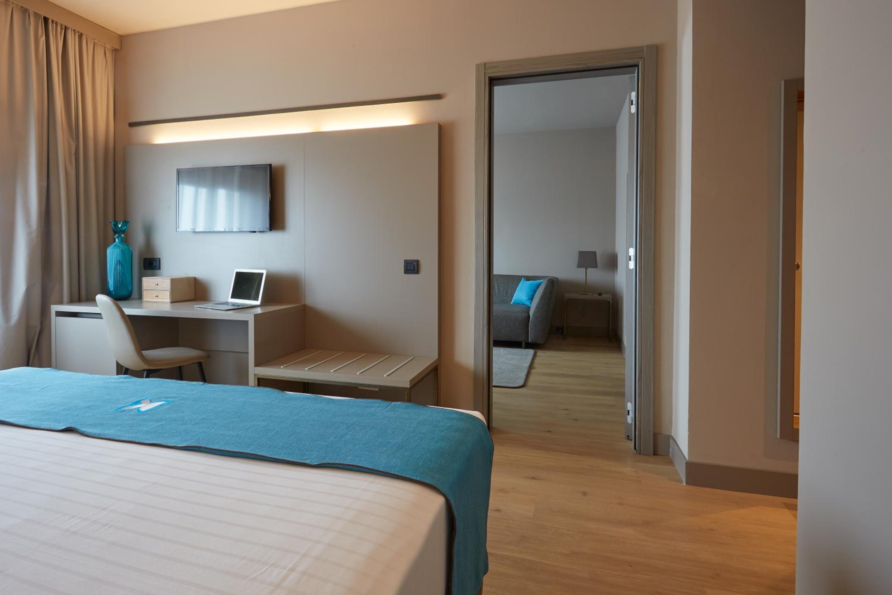Suite - Photo 1
