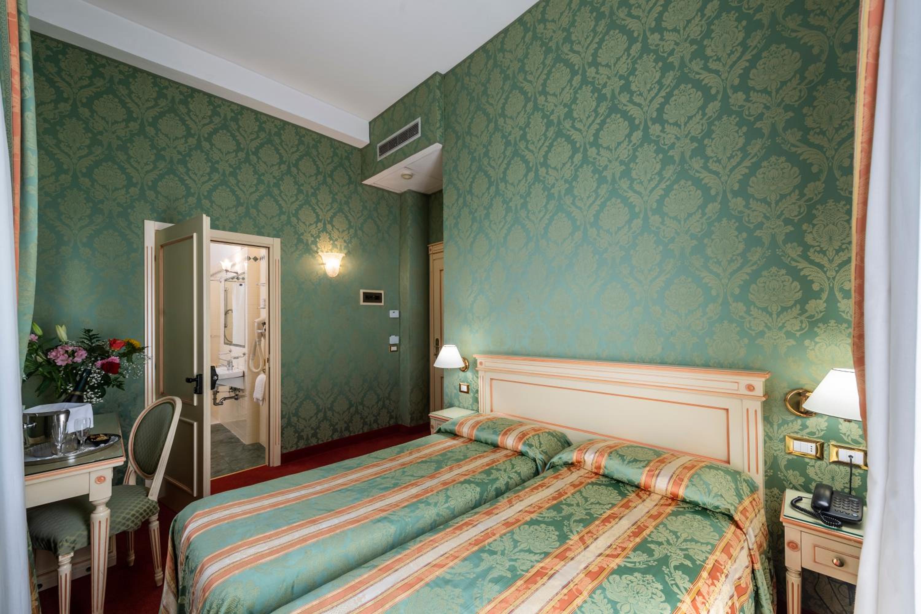 Standard Double Room - Photo 5