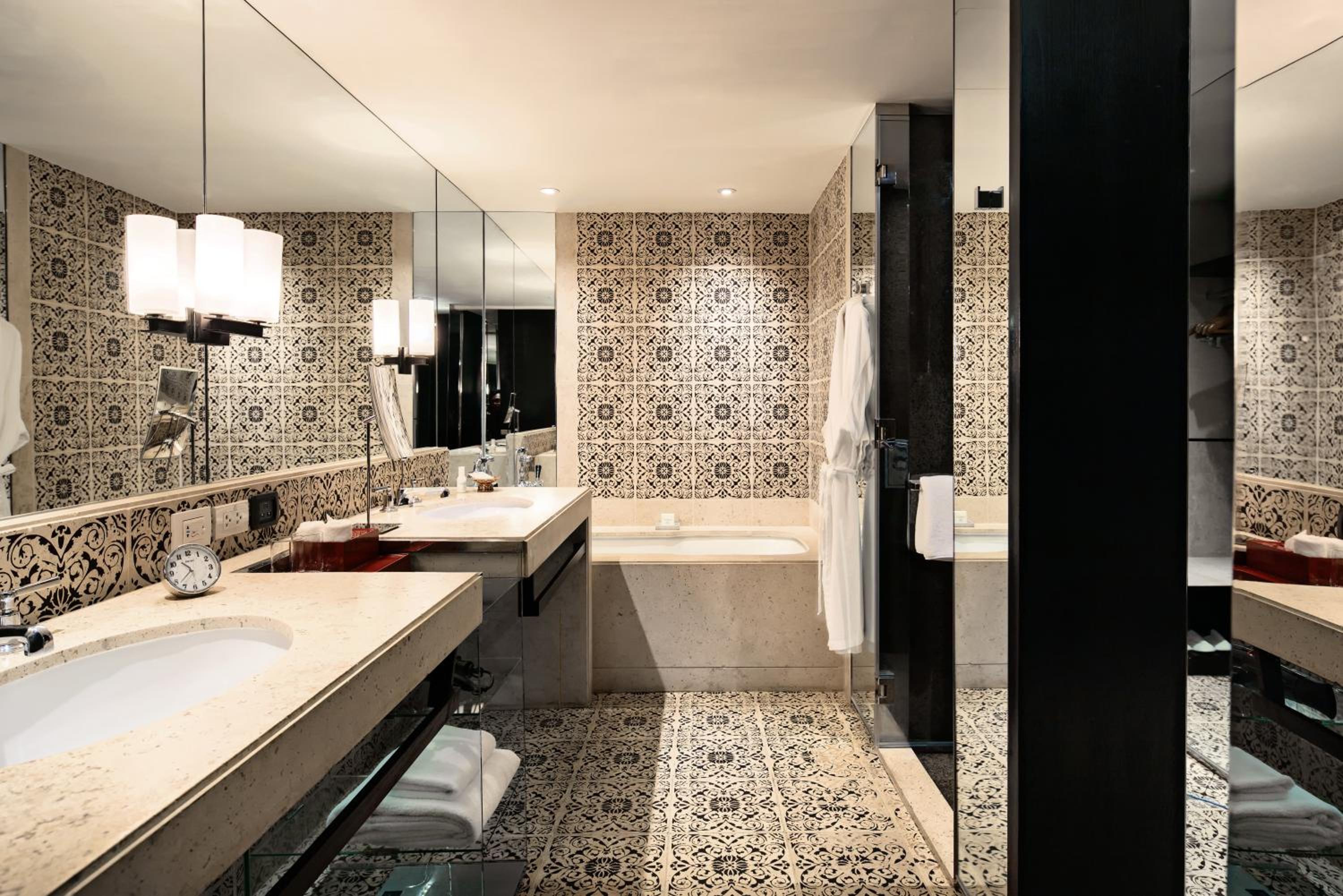 Grand Executive King Suite - Club Access