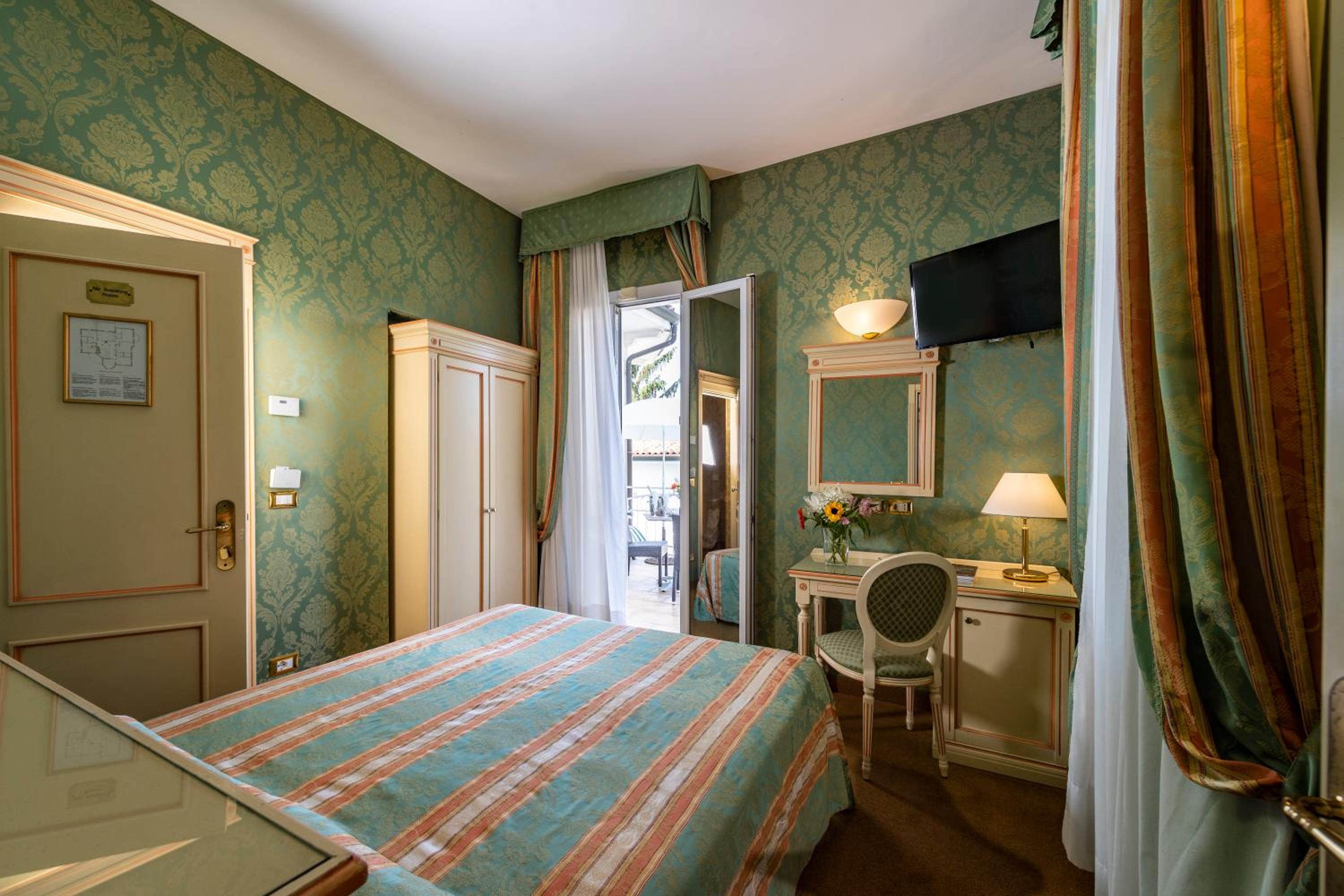 Standard Double Room - Photo 8