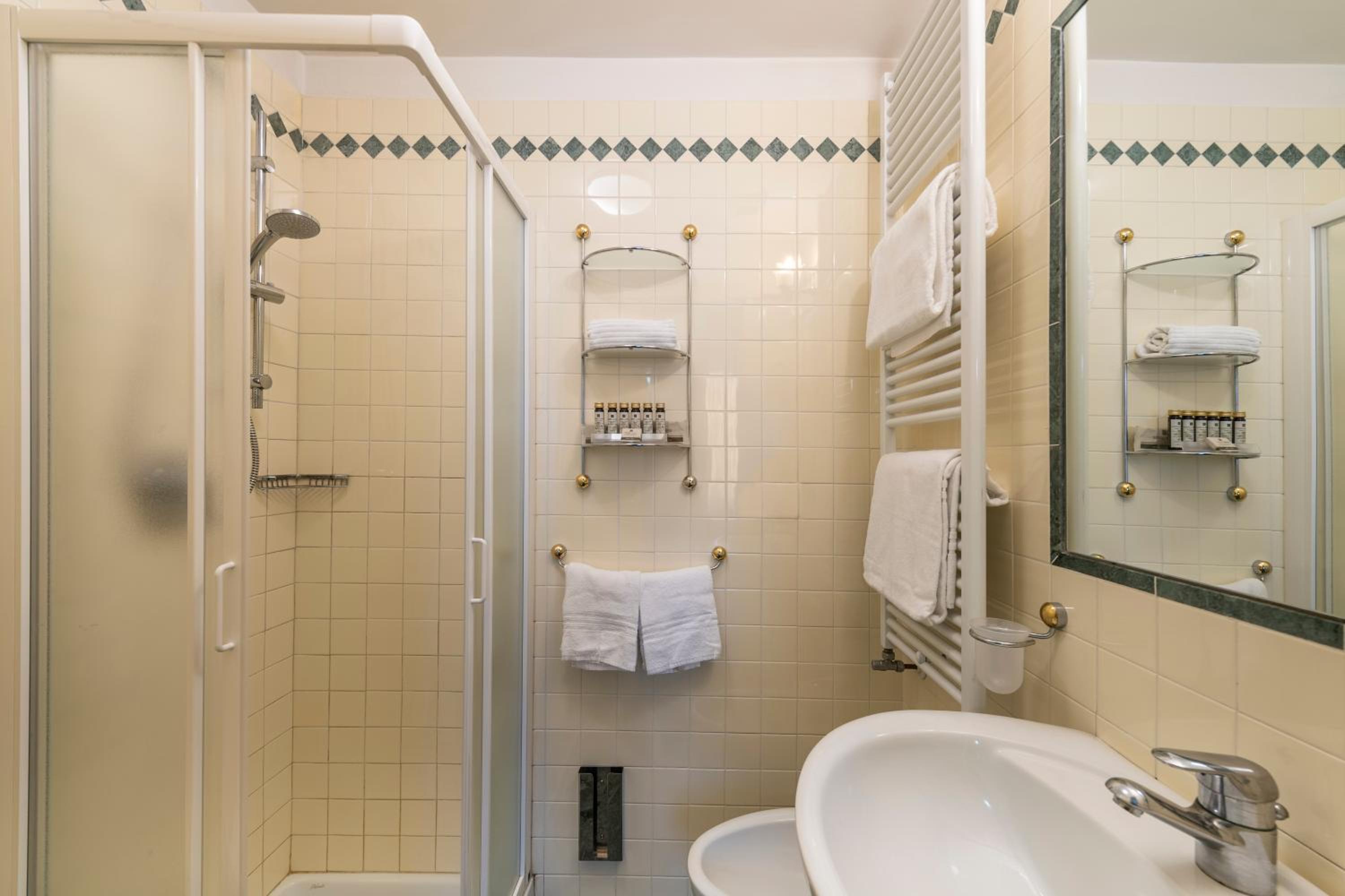 Standard Double Room - Photo 7