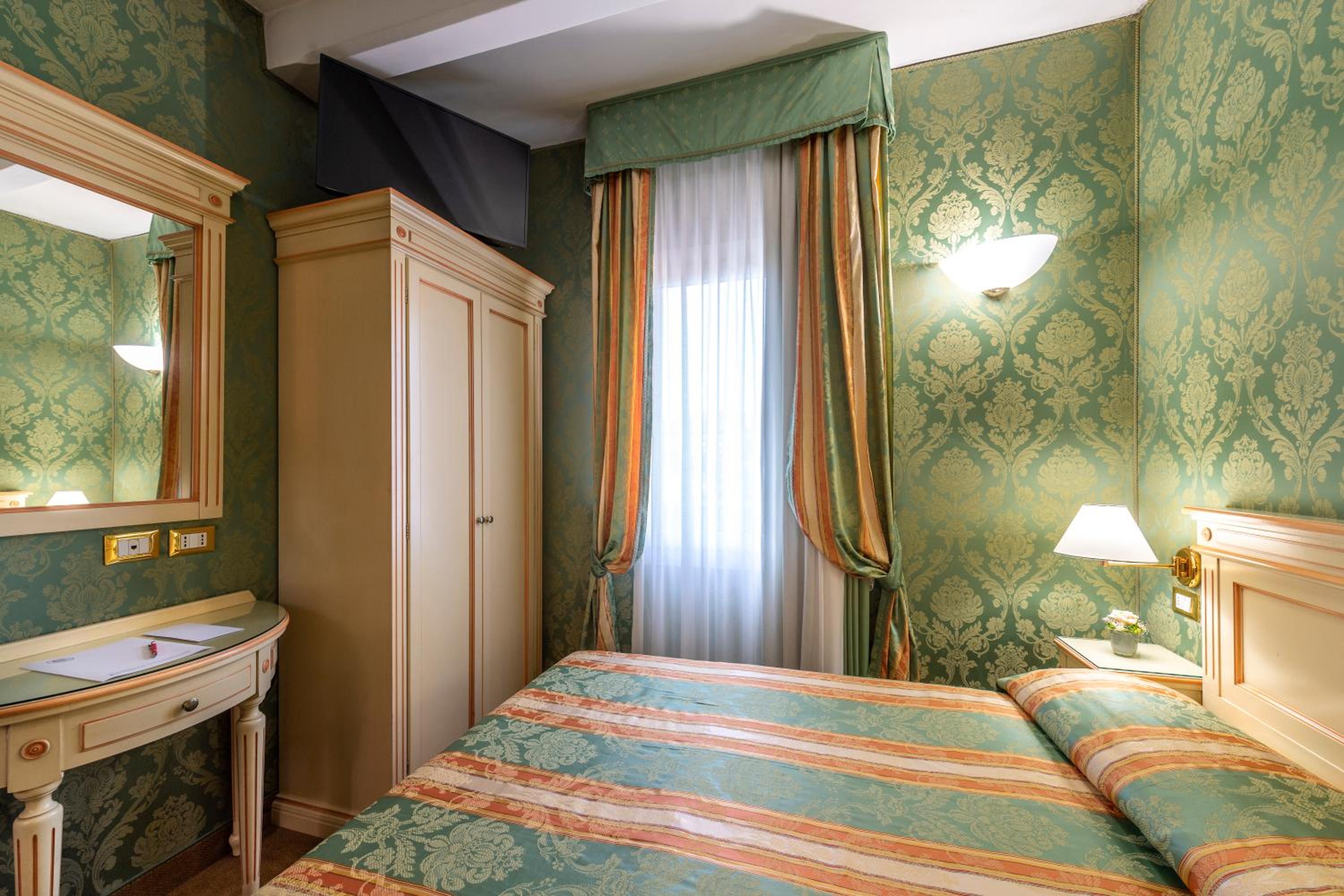 Budget Double Room photo 2