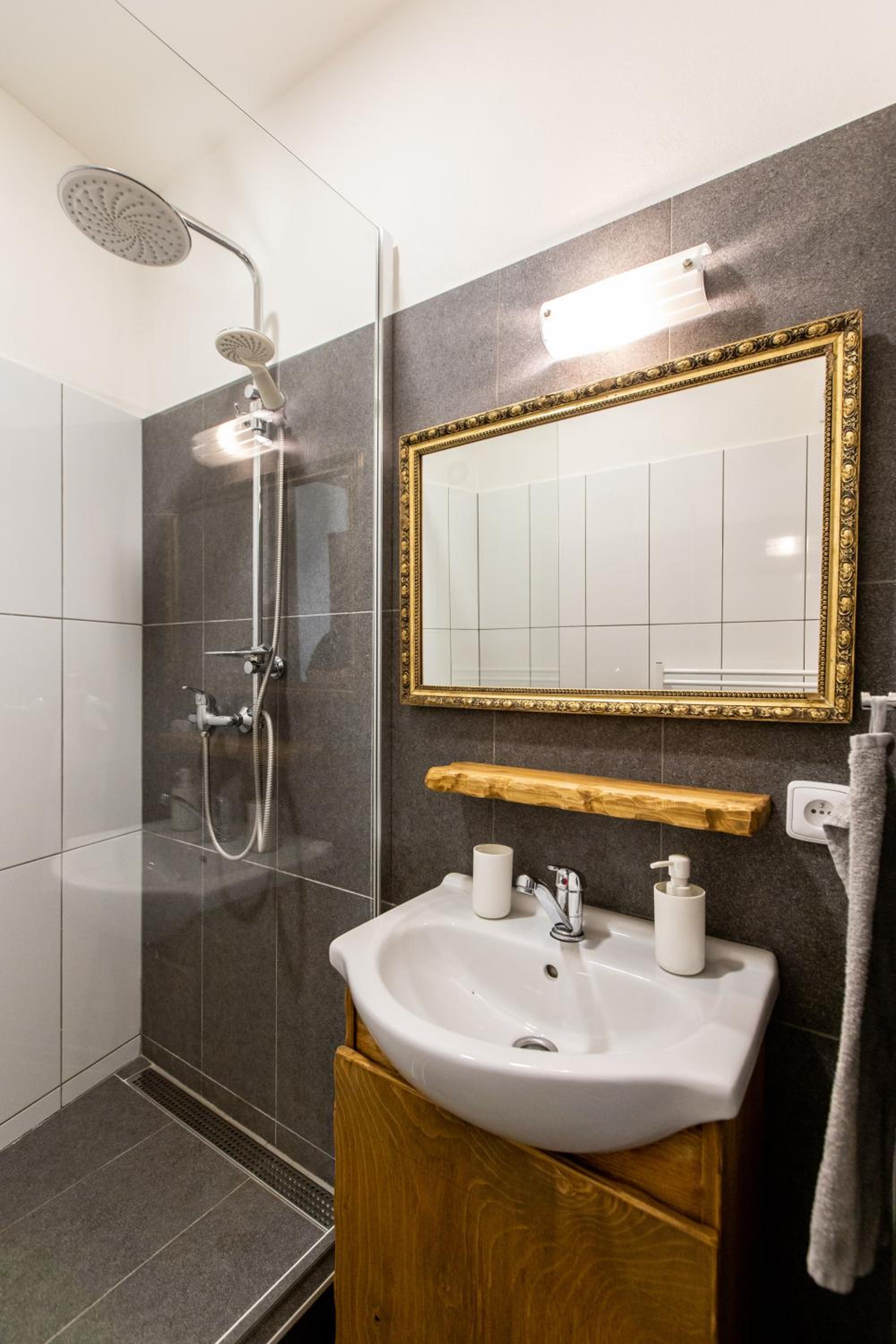Deluxe Apartment - Photo 8