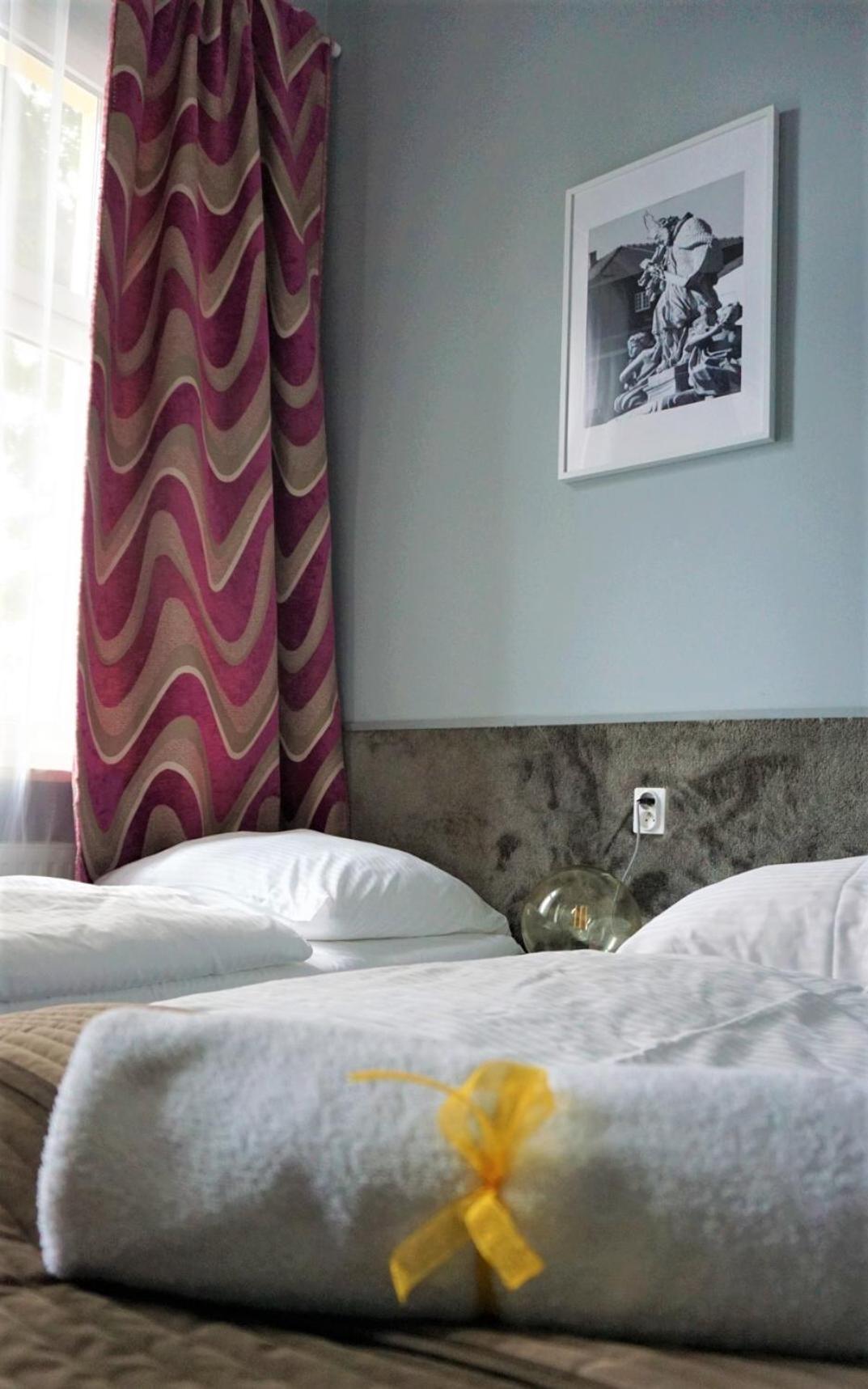 Twin Room with Private Bathroom - Photo 9