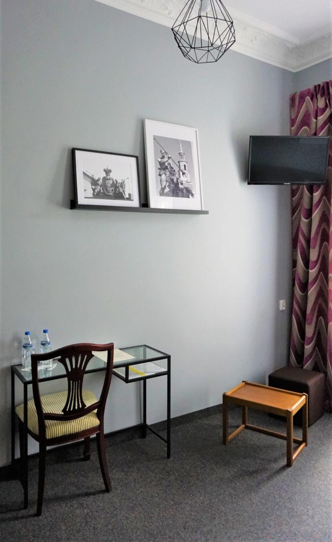 Twin Room with Private Bathroom - Photo 8