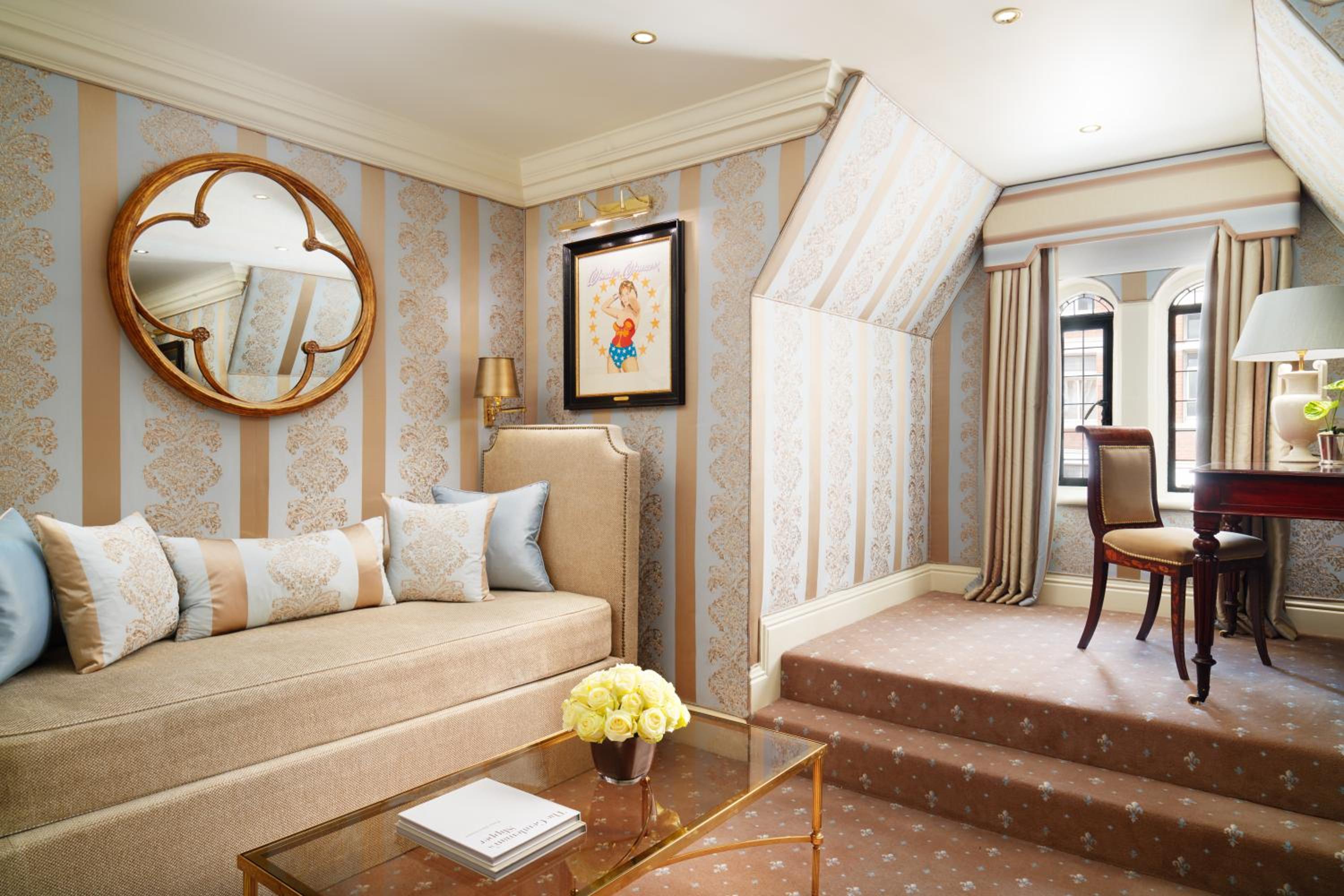 Deluxe King Room thumbnail 5