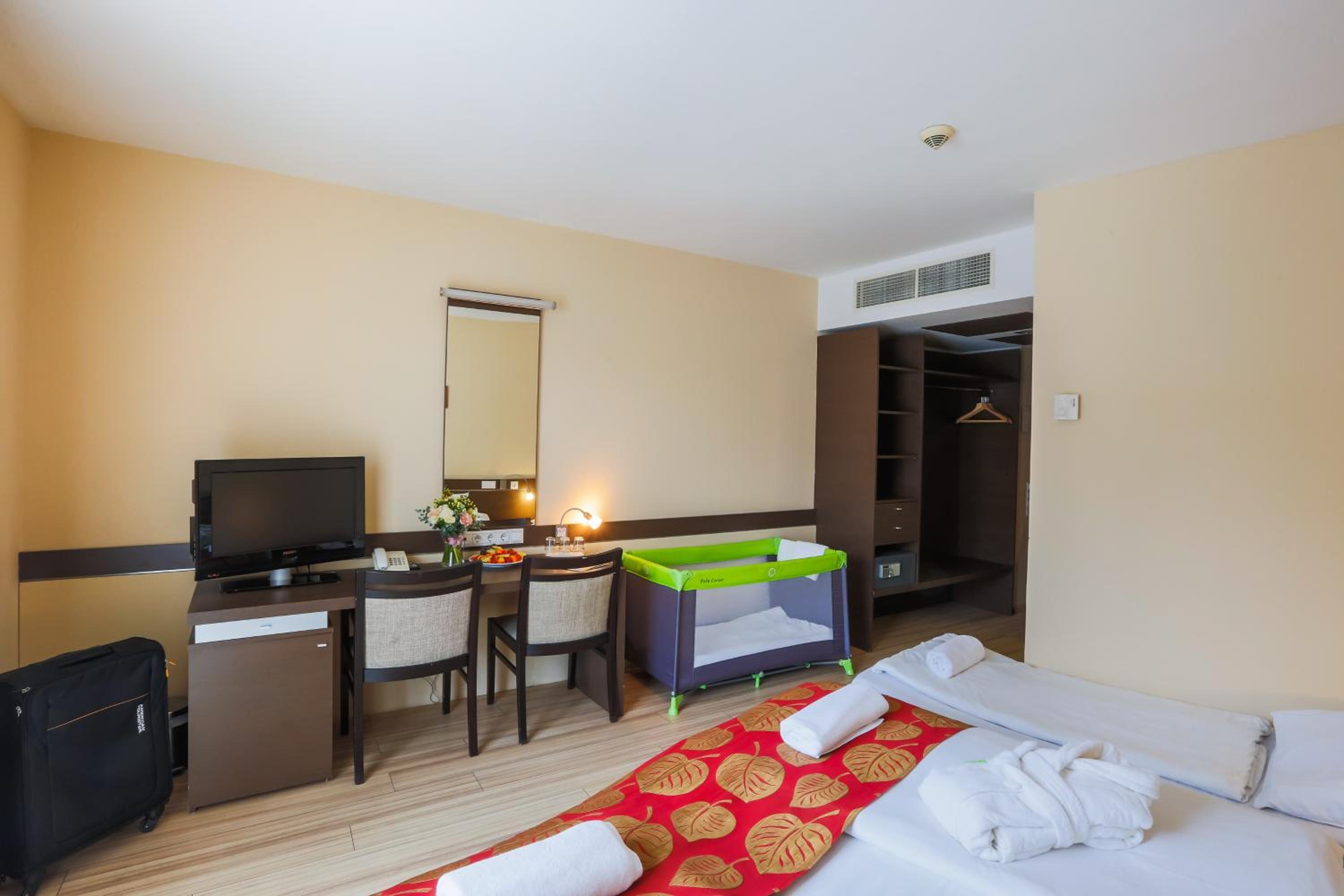 Double Room - Photo 16