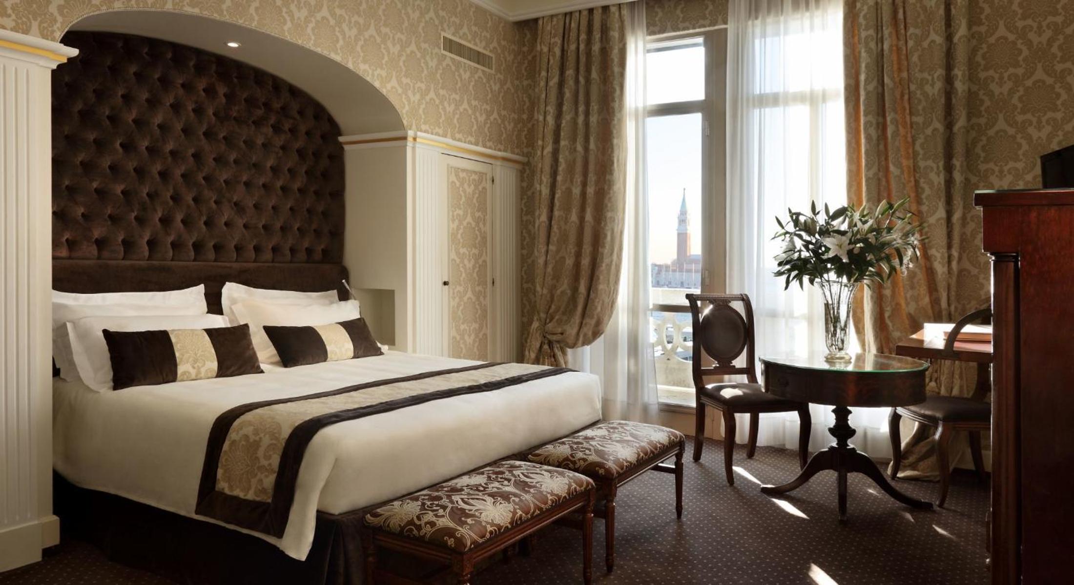Deluxe Double or Twin Room with Lagoon View and Balcony thumbnail 5