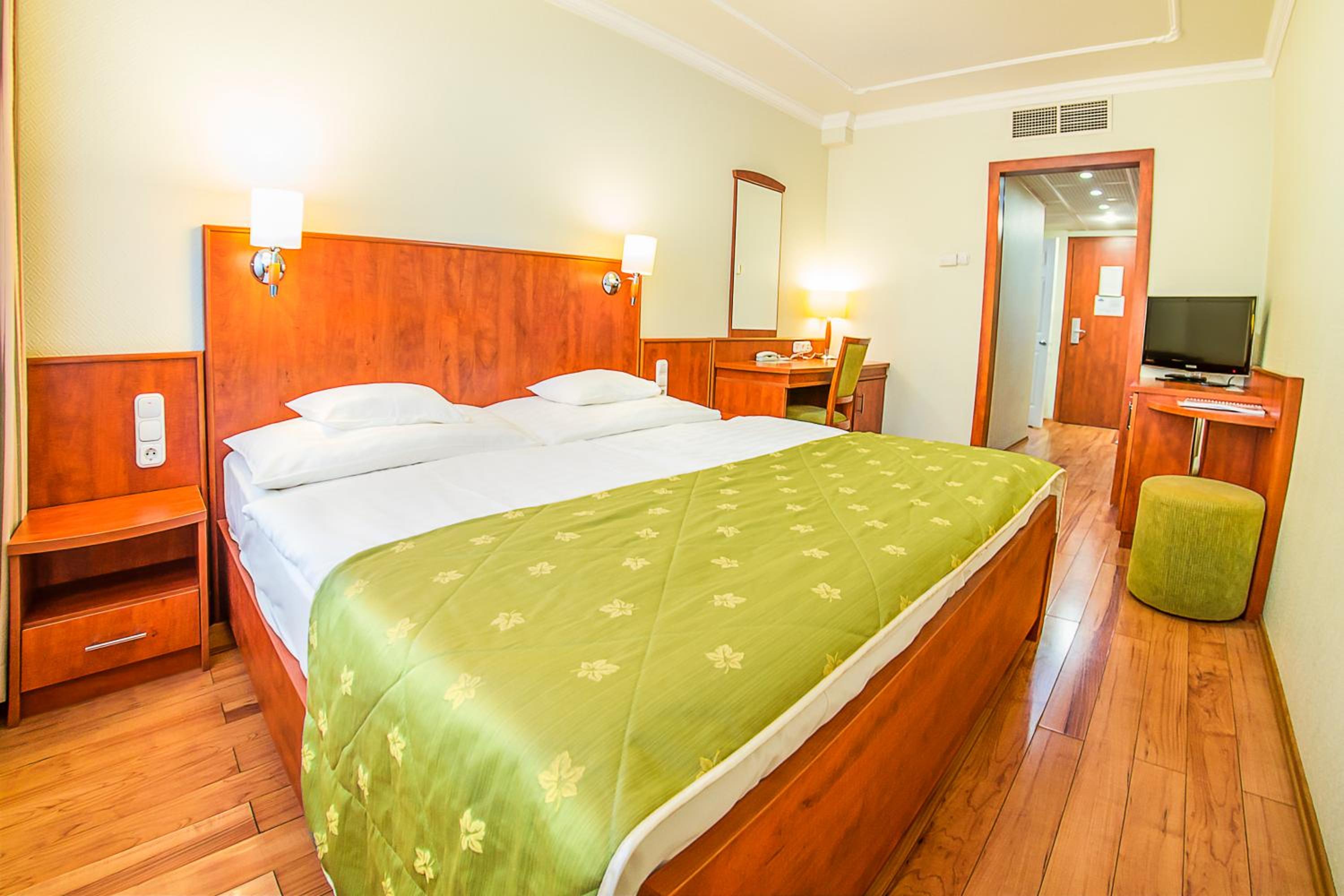 Standard Queen Room without Balcony - Main Building photo 2
