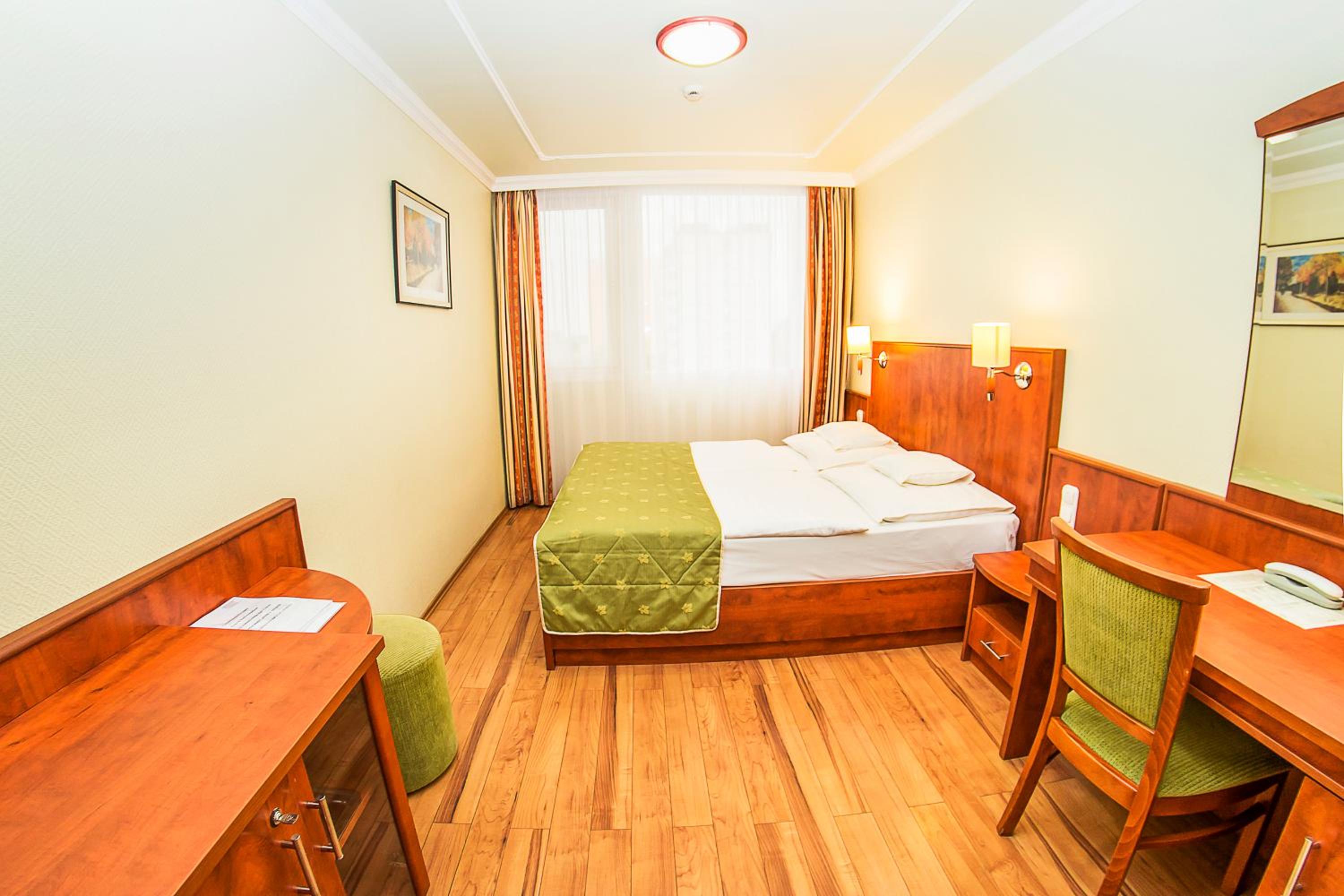 Standard Queen Room without Balcony - Main Building photo 1