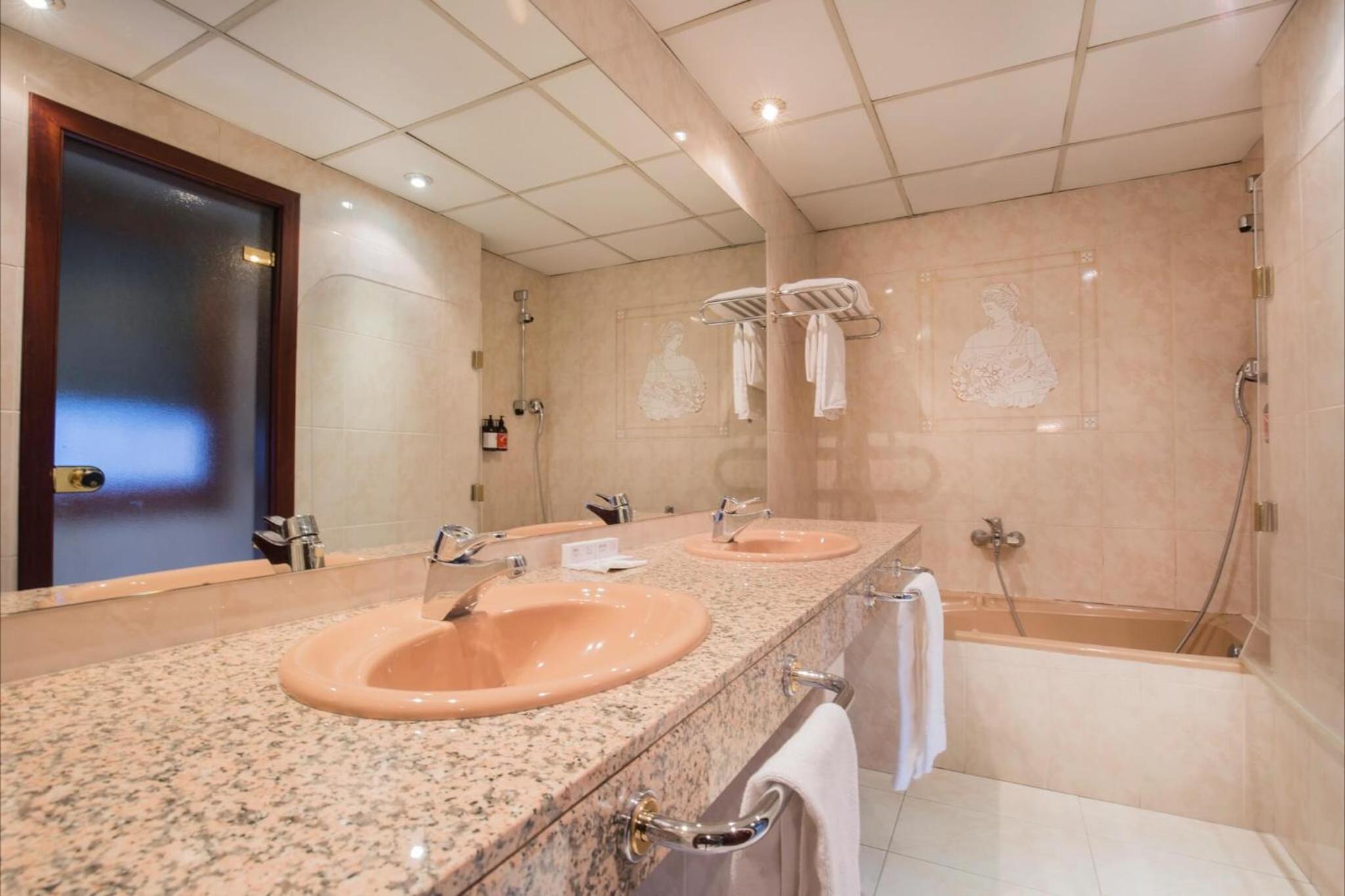 Triple Room (2 Adults + 1 Child) photo 2