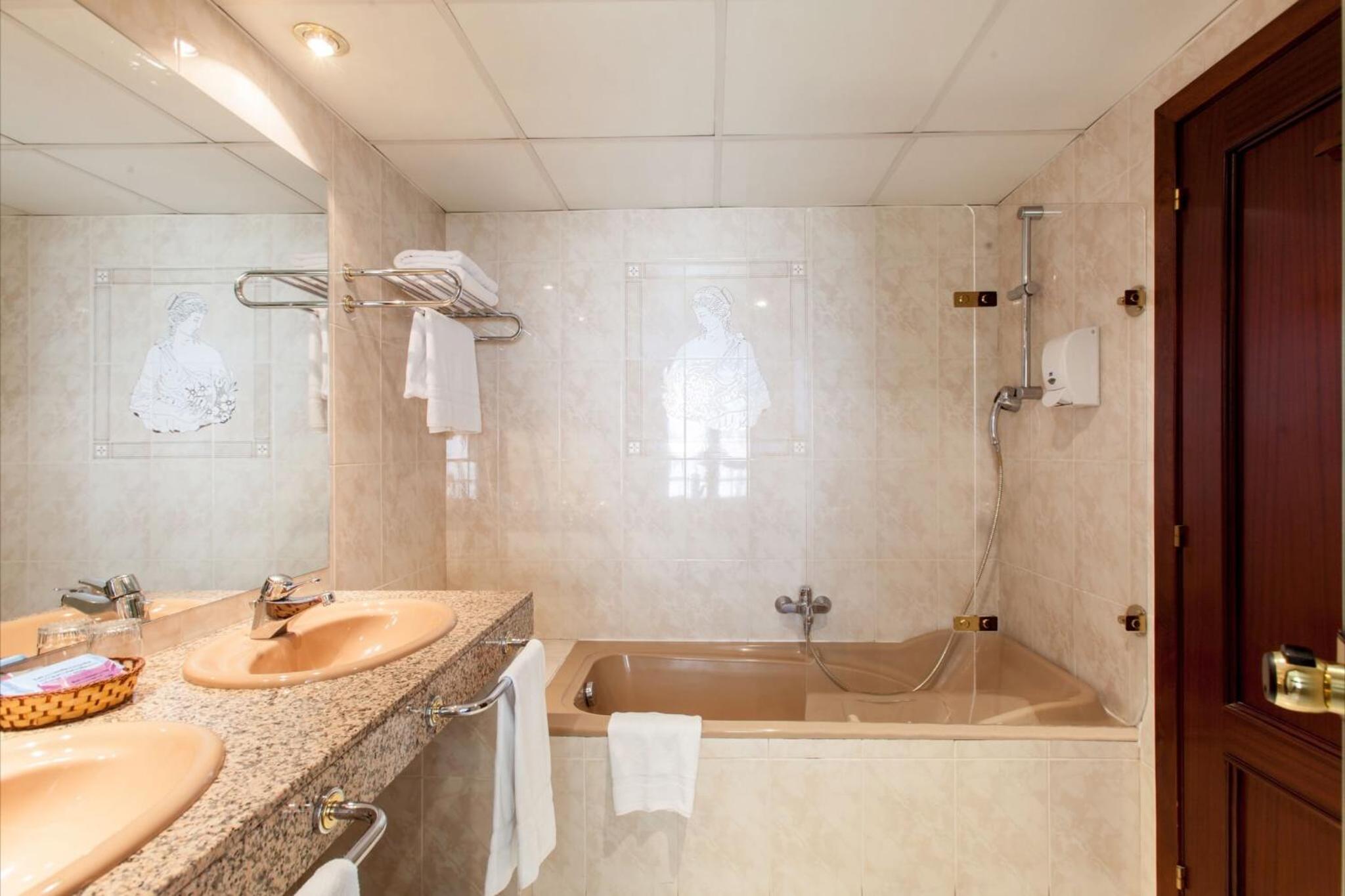 Standard  Room (2 Adults + 2 Children) photo 2