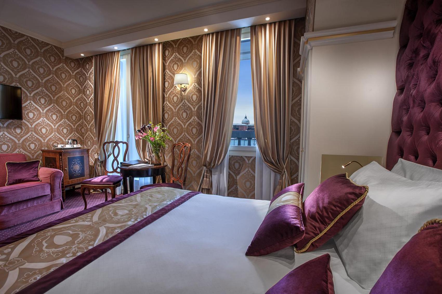 Junior Suite with Lagoon View and Terrace thumbnail 6
