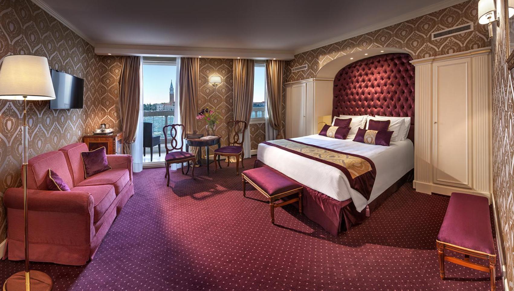 Junior Suite with Lagoon View and Terrace thumbnail 5