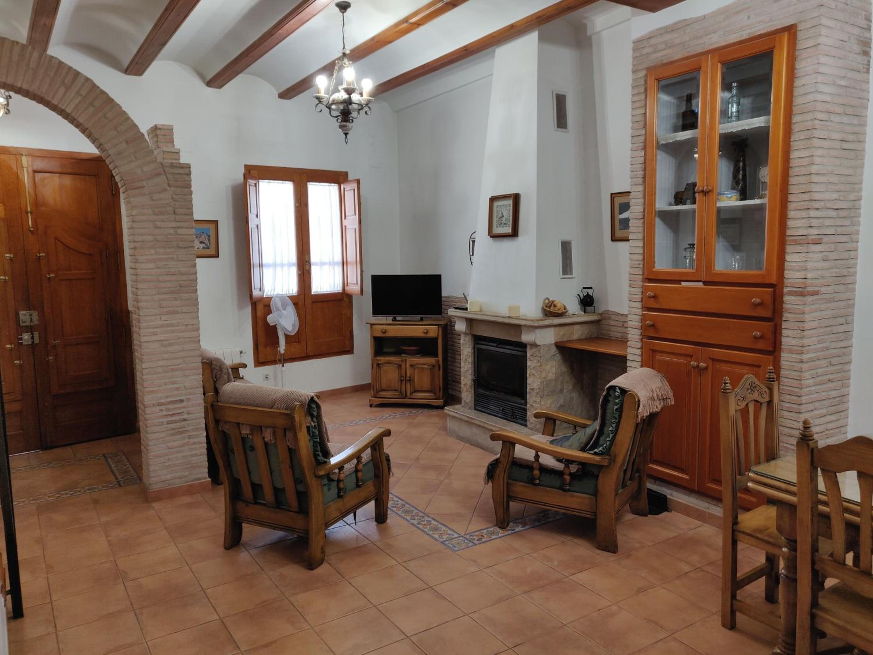 Six-Bedroom House photo 3