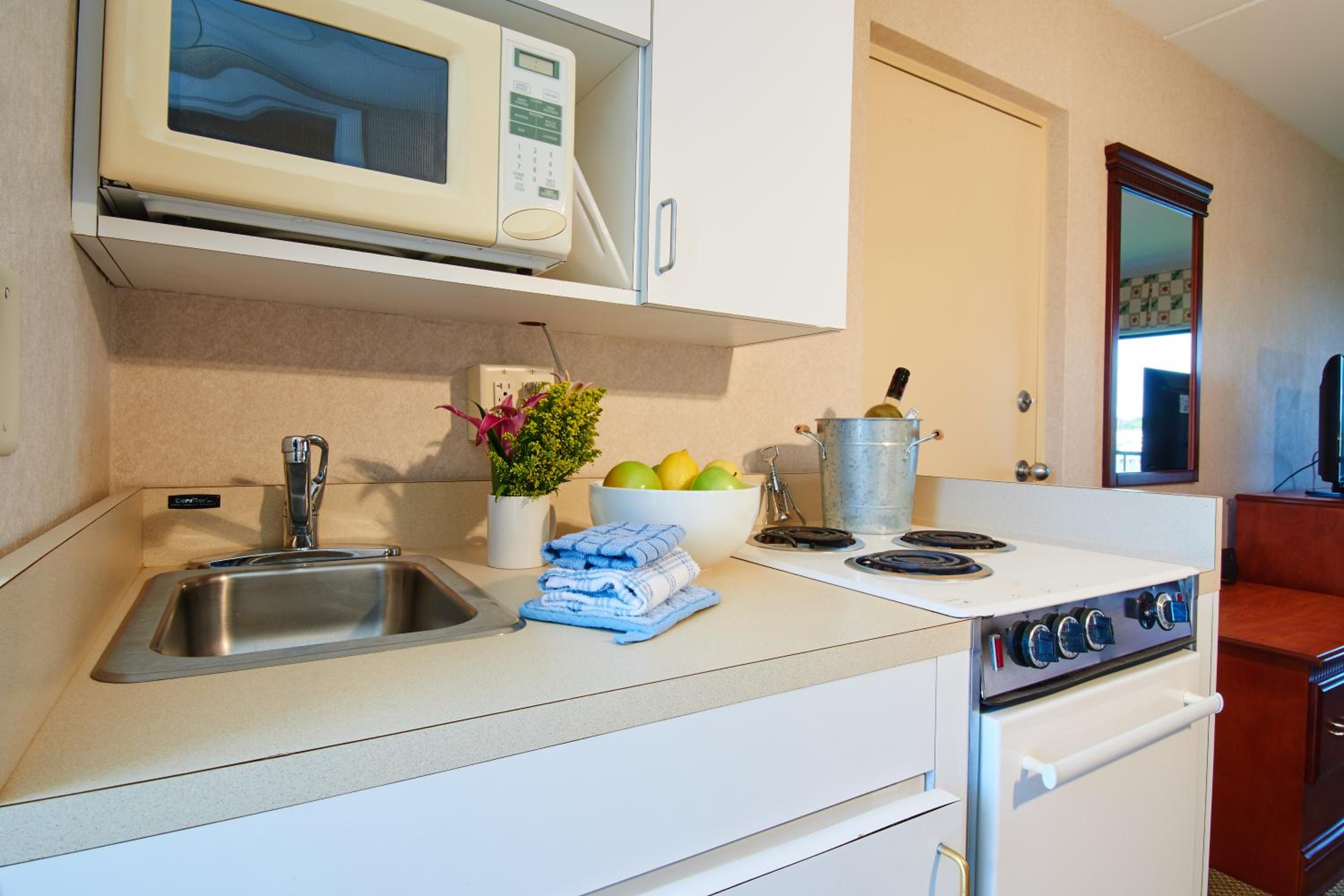Double Room with Two Double Beds and Pool View photo 2