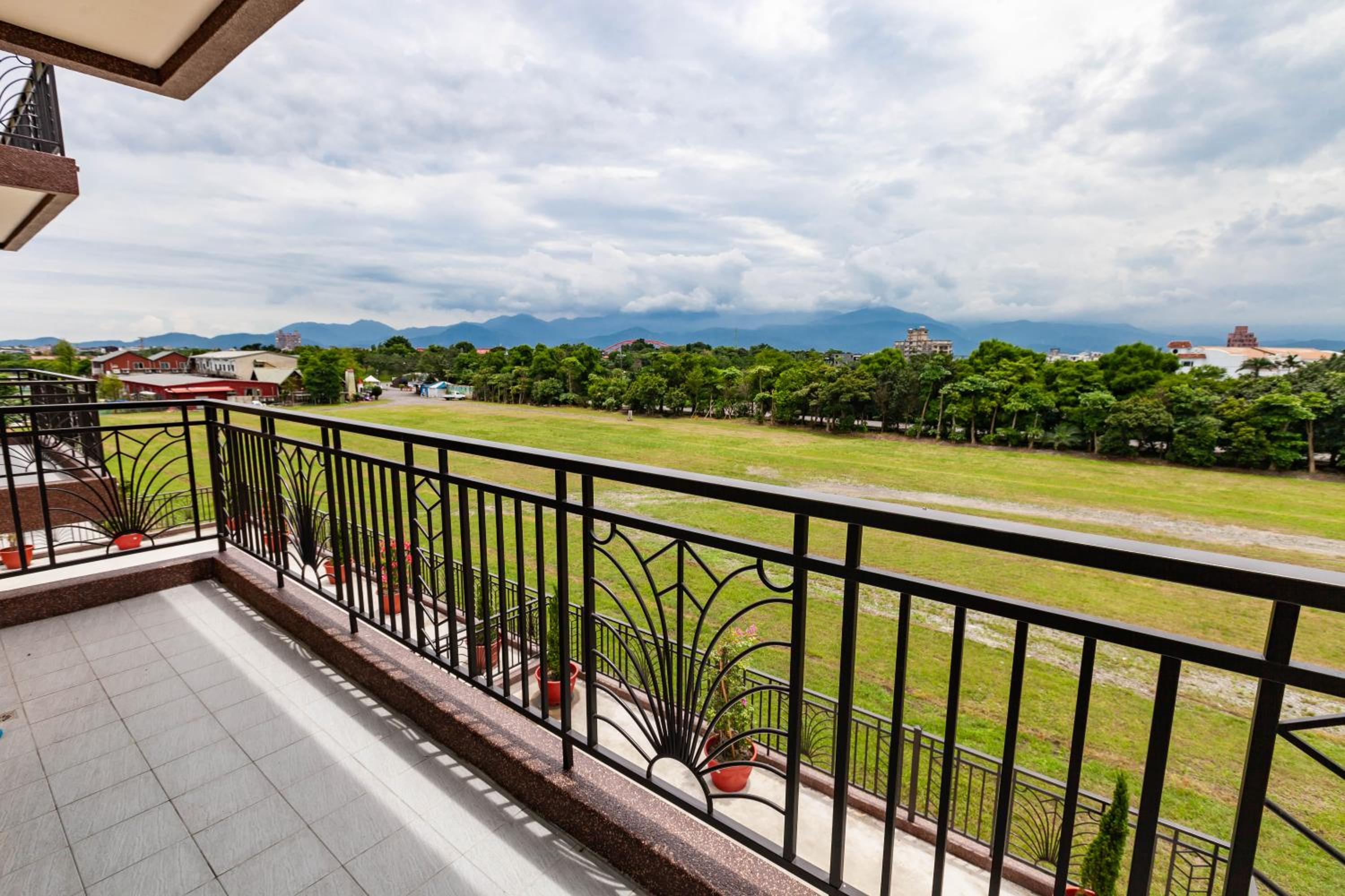 Quadruple Room with Balcony - Photo 13