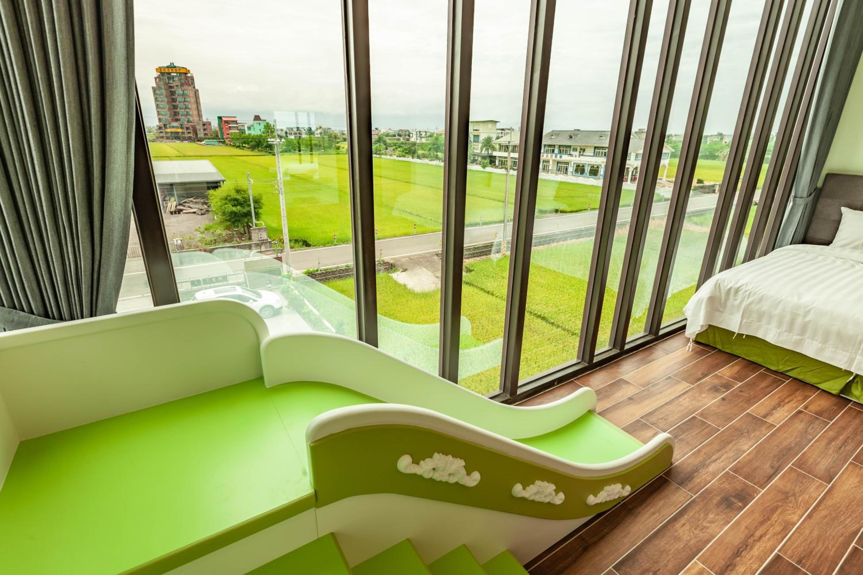 Quadruple Room with Balcony - Photo 5