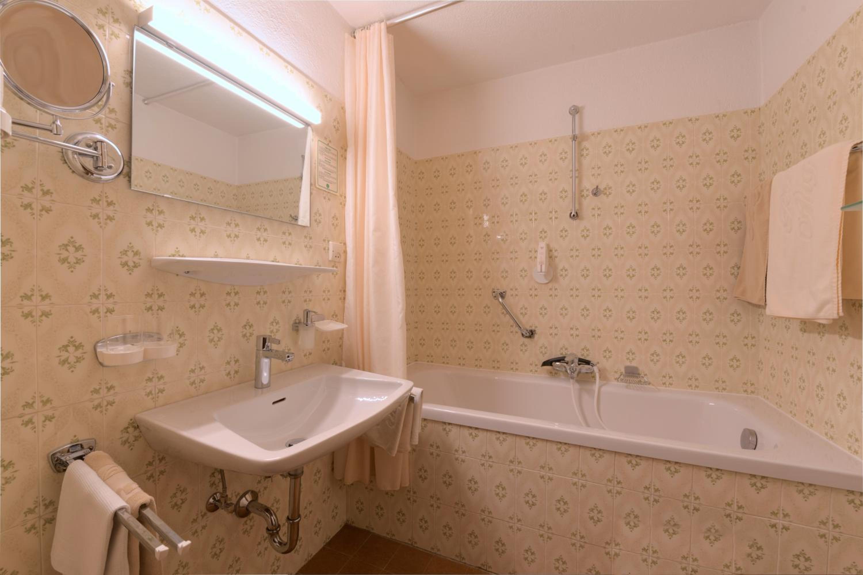 Double Room with Balcony - Photo 3