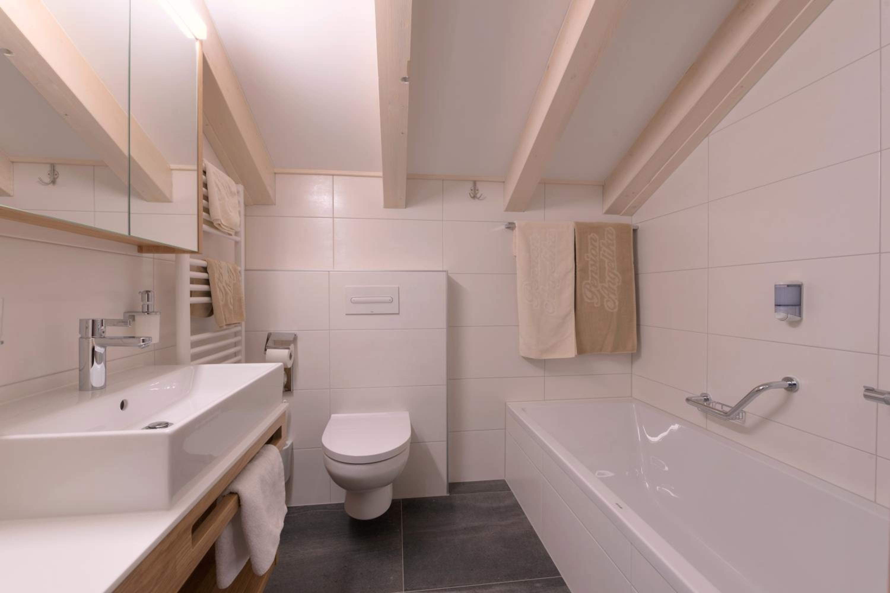 Deluxe Double Room with Balcony - Photo 5