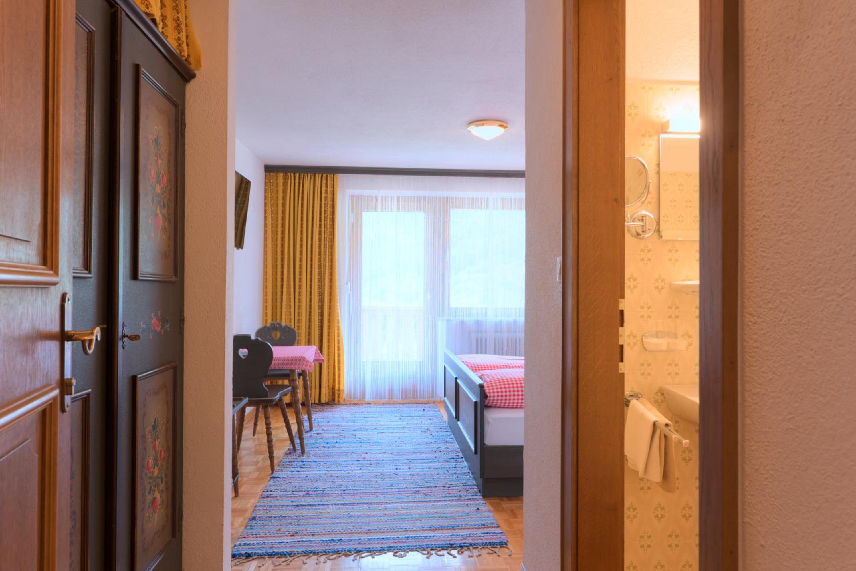 Double Room with Balcony - Photo 4