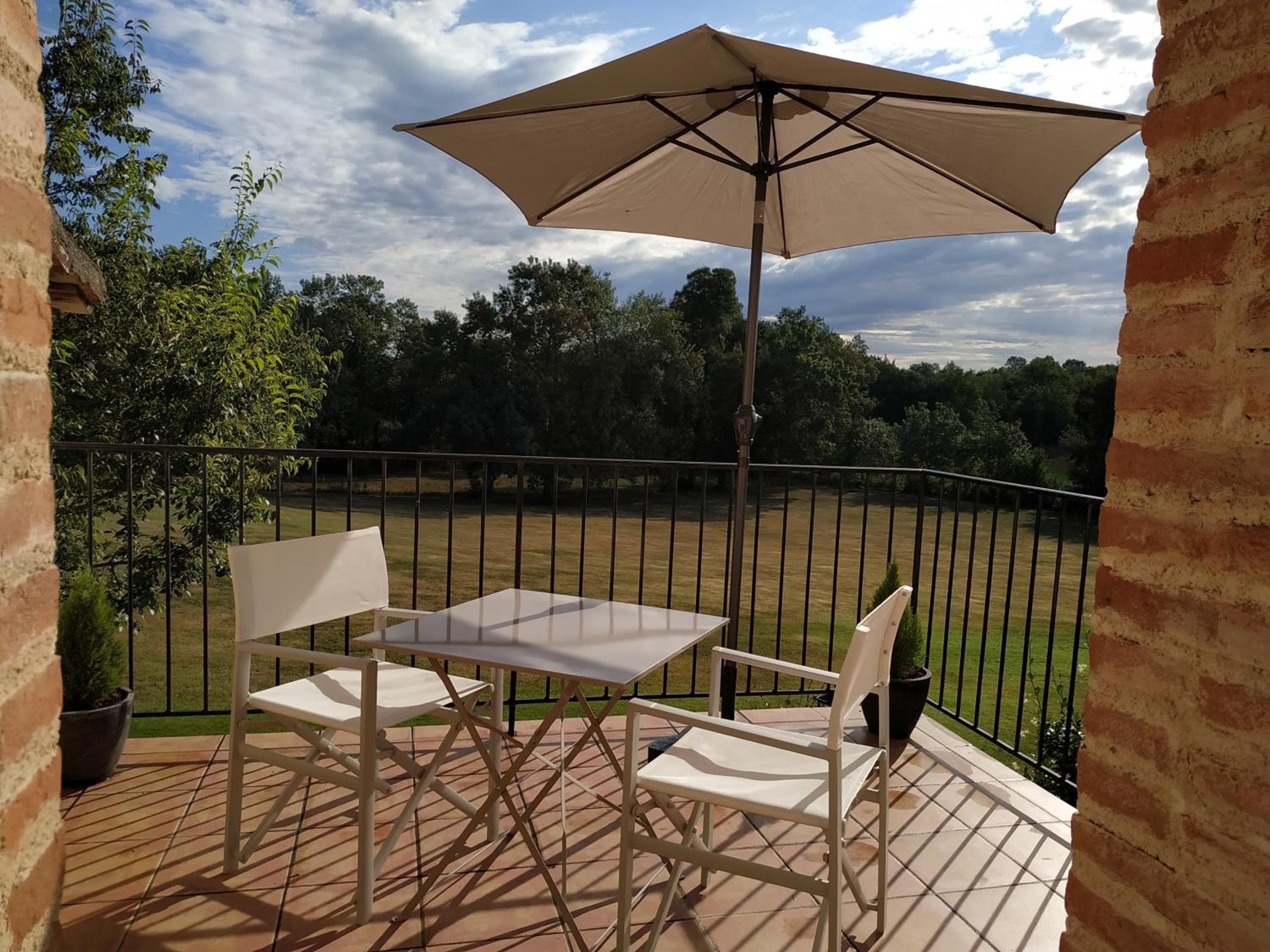 King Room with Balcony - Photo 3