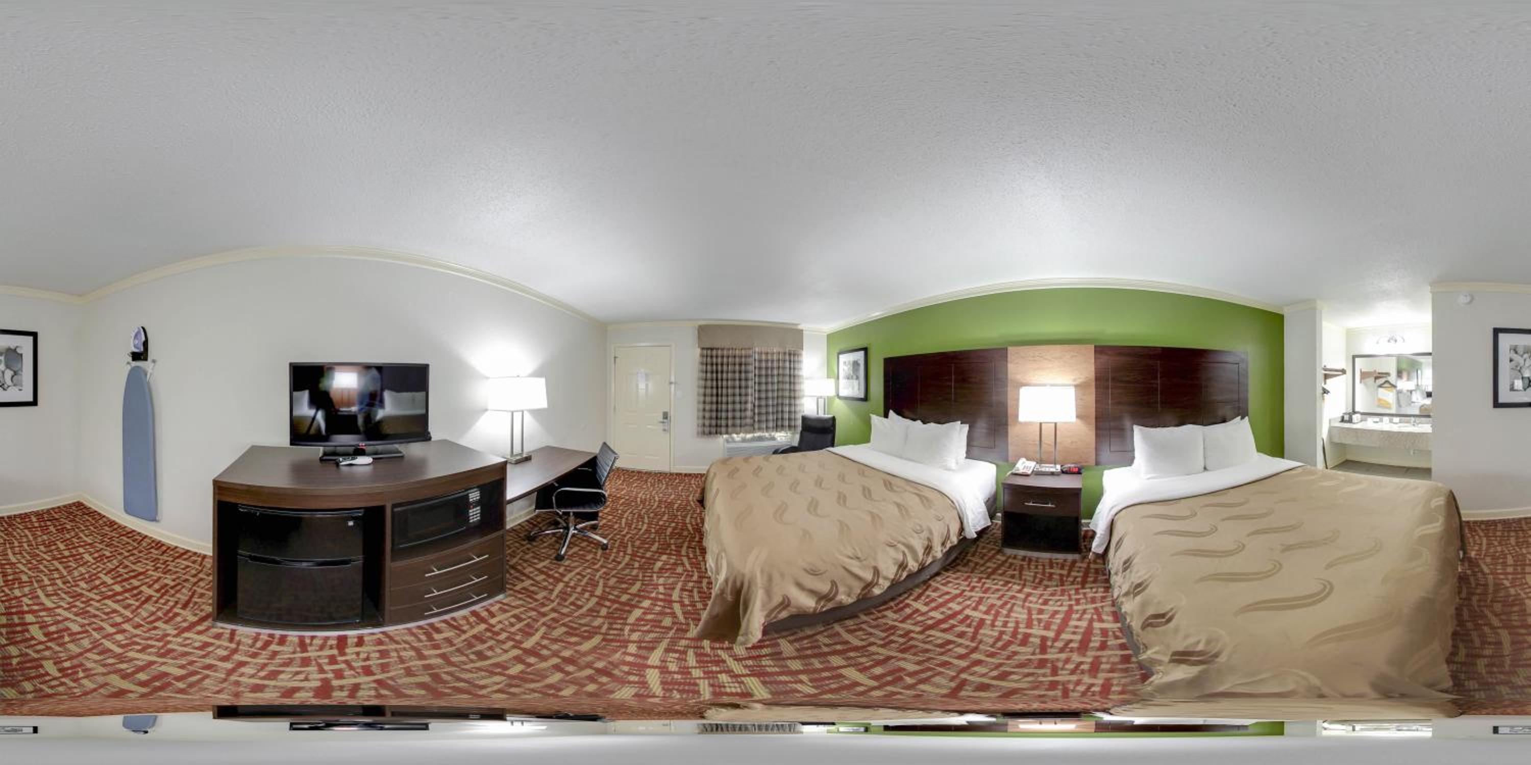 Queen Room with Two Queen Beds - Non-Smoking photo 3