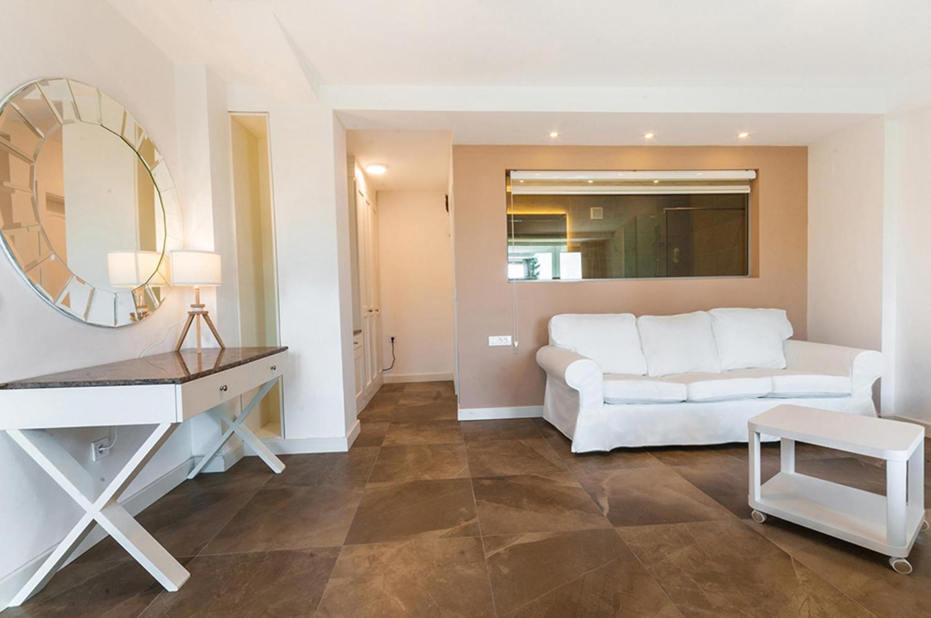Intimate Junior Suite with Hot Tub - Photo 2
