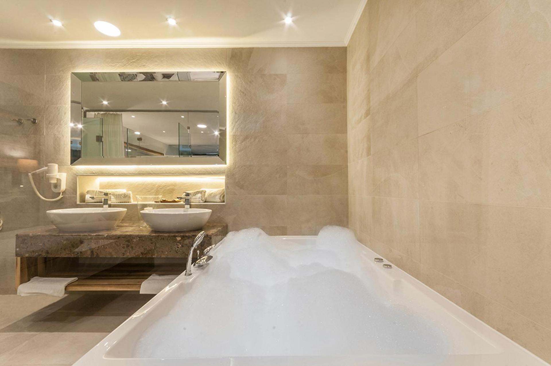 Junior Panorama Suite with Hot Tub - Photo 10