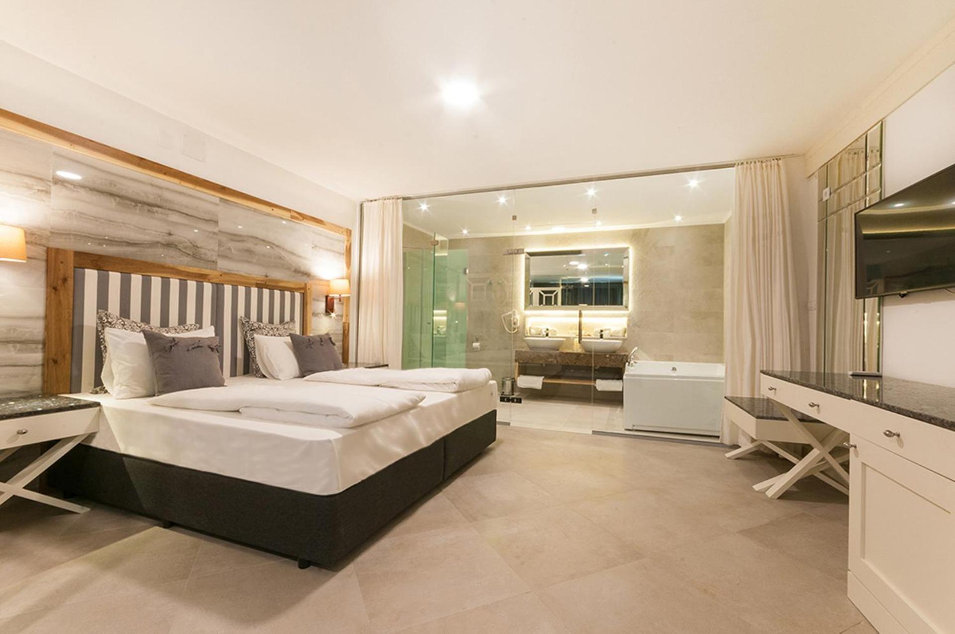 Junior Panorama Suite with Hot Tub - Photo 1