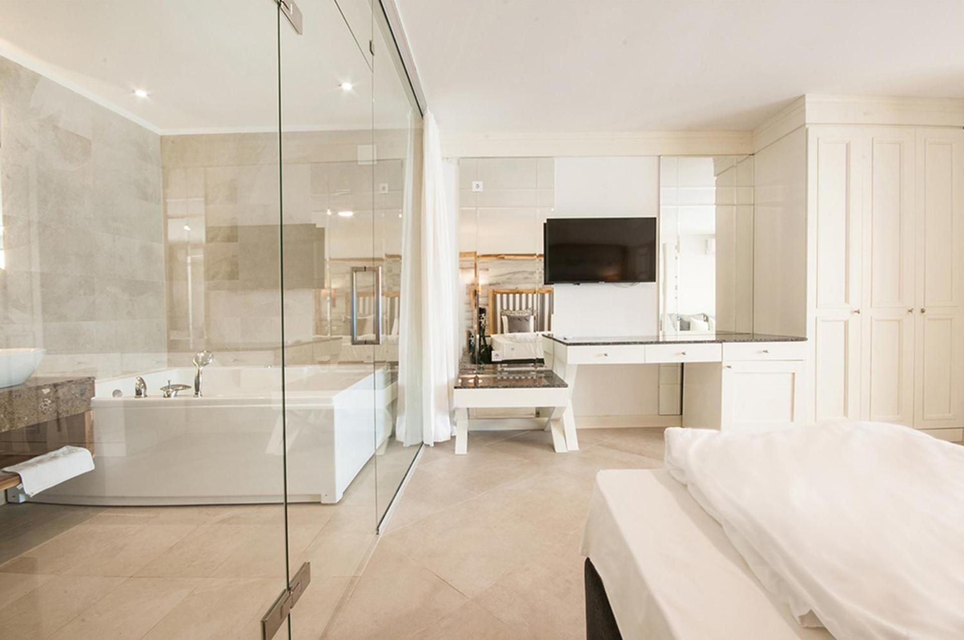 Junior Panorama Suite with Hot Tub - Photo 11