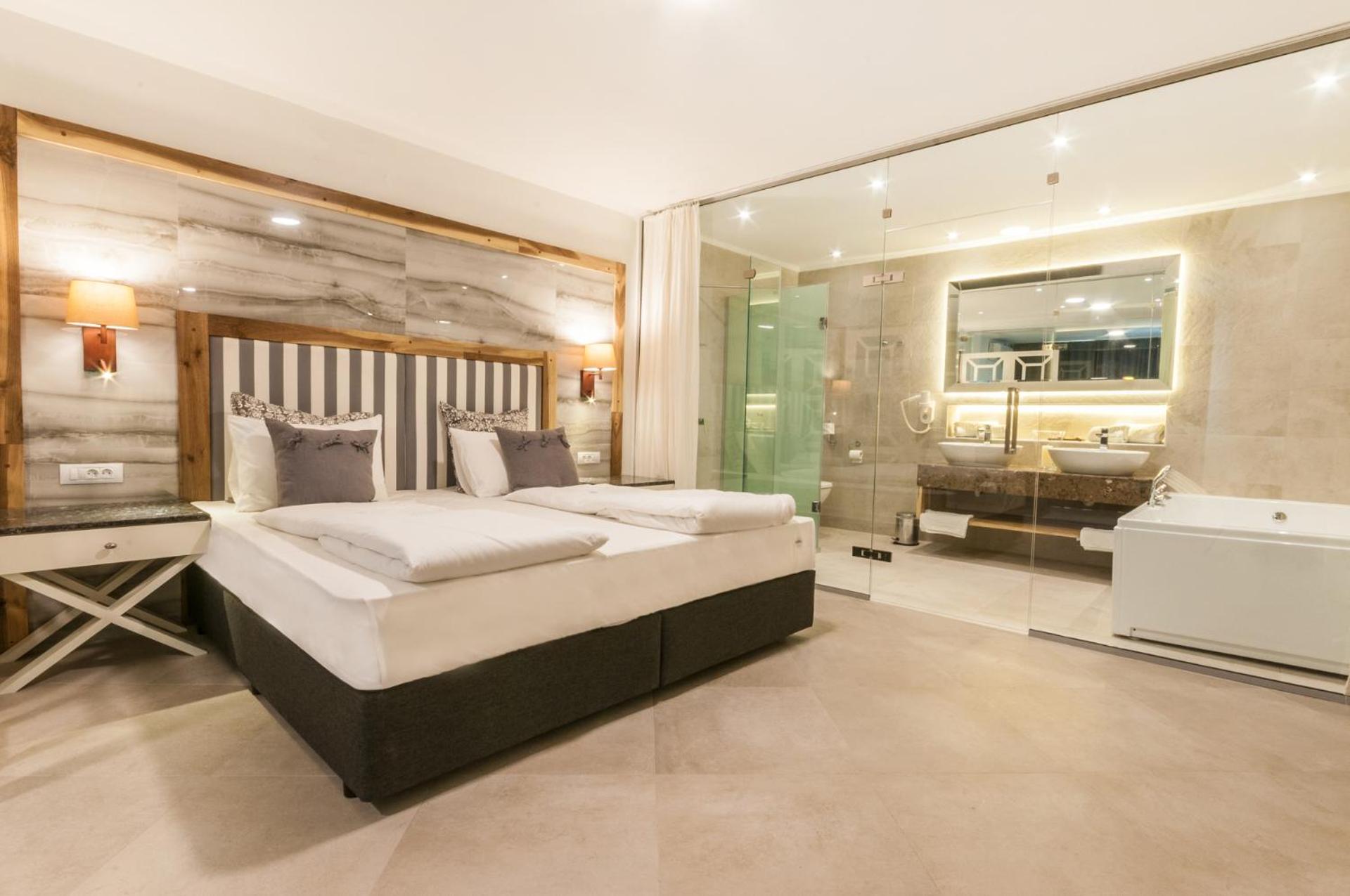 Junior Panorama Suite with Hot Tub - Photo 9