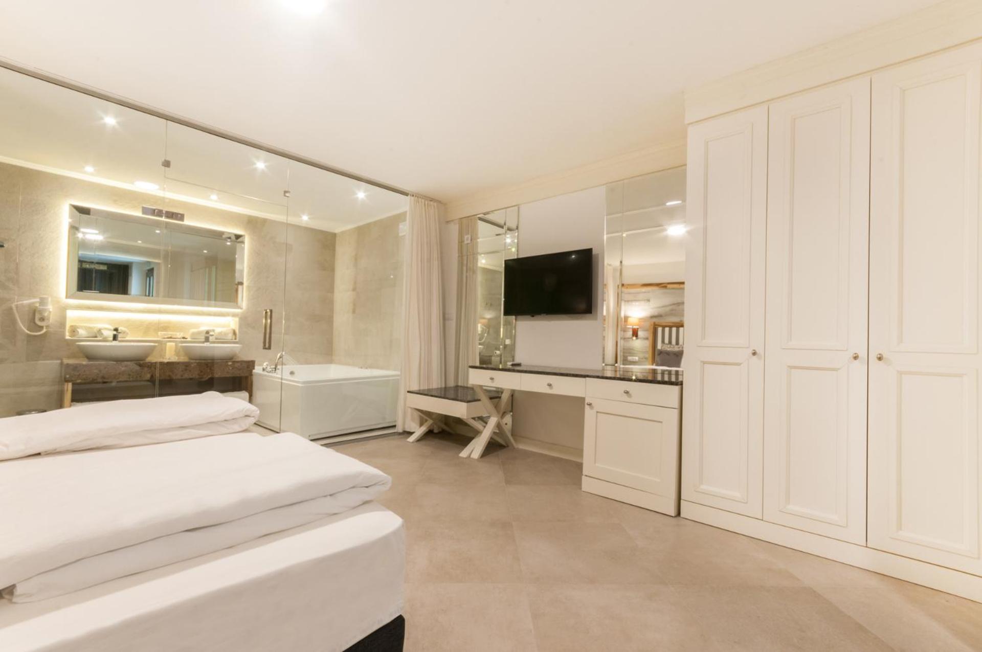Junior Panorama Suite with Hot Tub - Photo 8